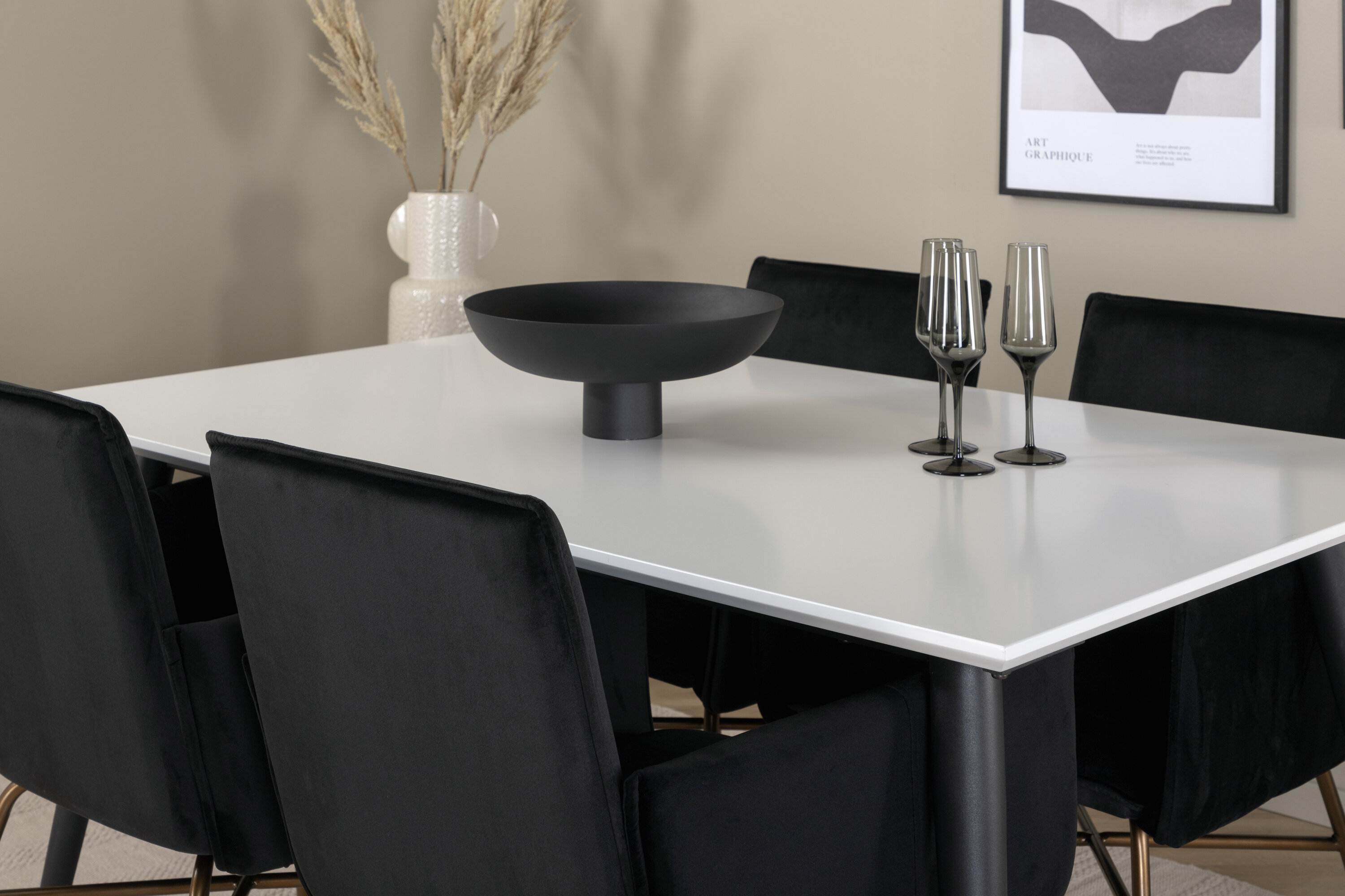 Détail du ensemble repas rectangulaire Jimmy, Petra blanc, noir, cuivré Table : 76 x 150 x 90 Chaise : 60 x 87 x 57 cm