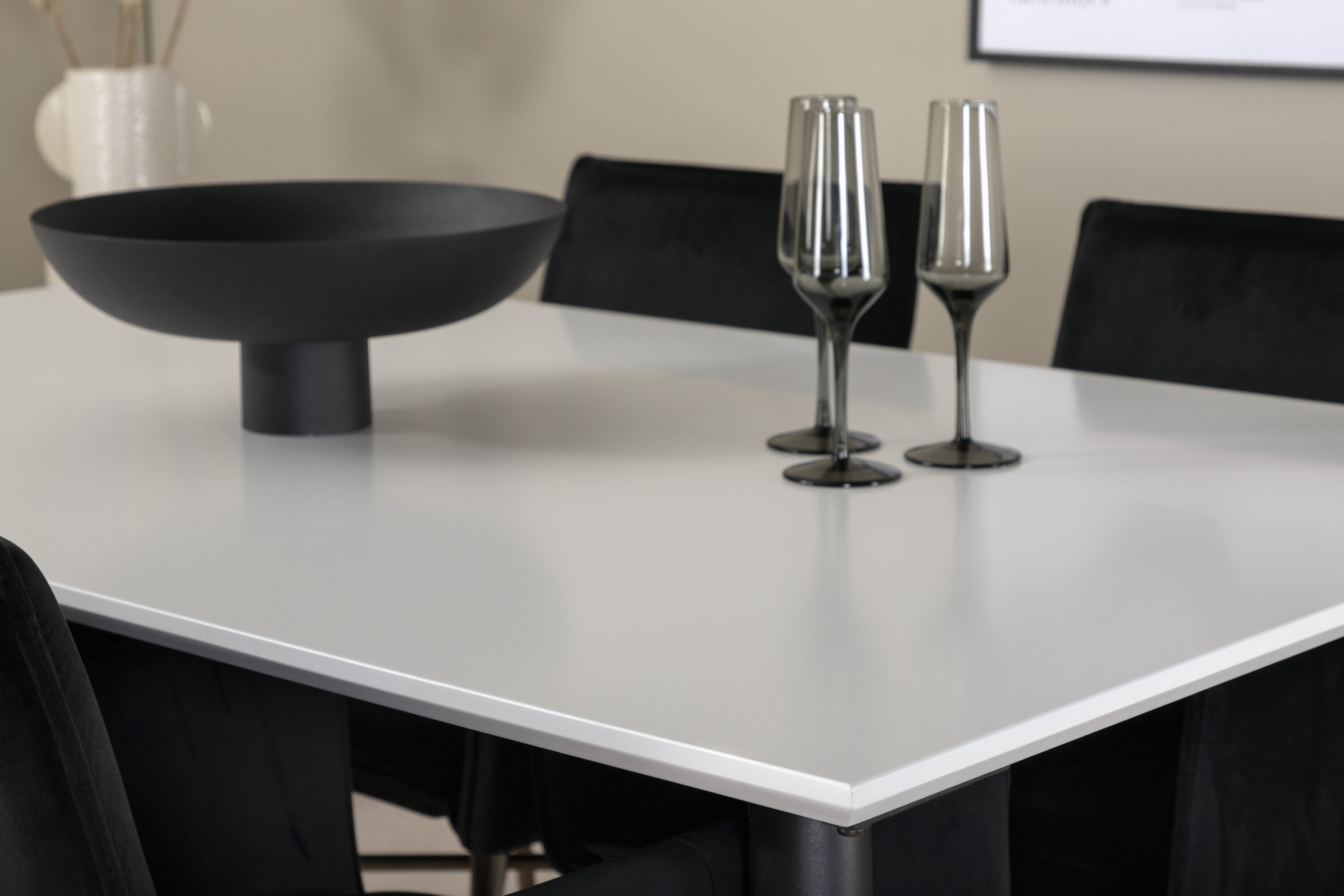 Détail du ensemble repas rectangulaire Jimmy, Petra blanc, noir, cuivré Table : 76 x 150 x 90 Chaise : 60 x 87 x 57 cm