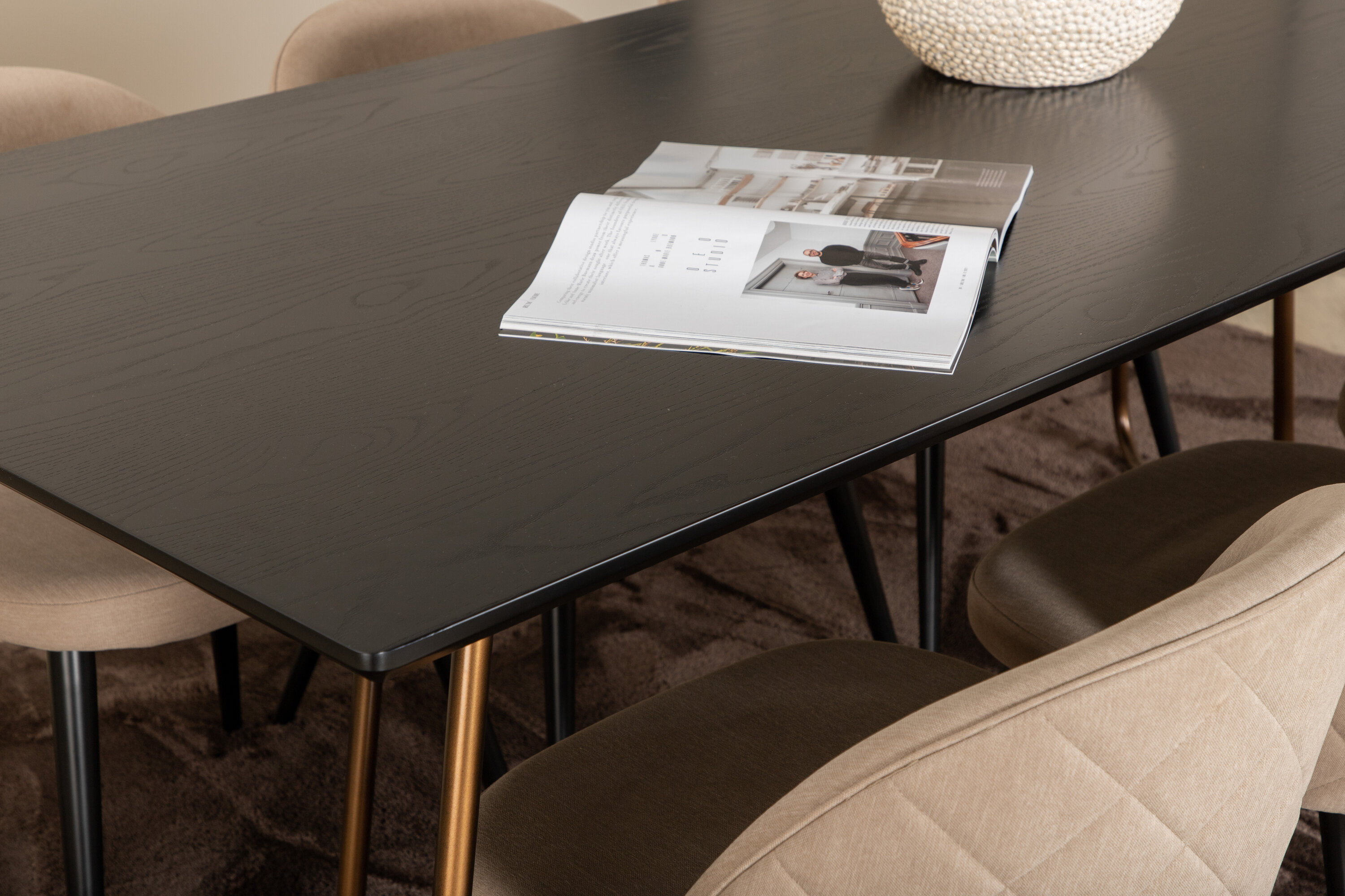 Détail du ensemble repas rectangulaire Petra, Velvet noir, beige, cuivré Table : 75 x 190 x 90 Chaise : 57 x 76,5 x 50 cm