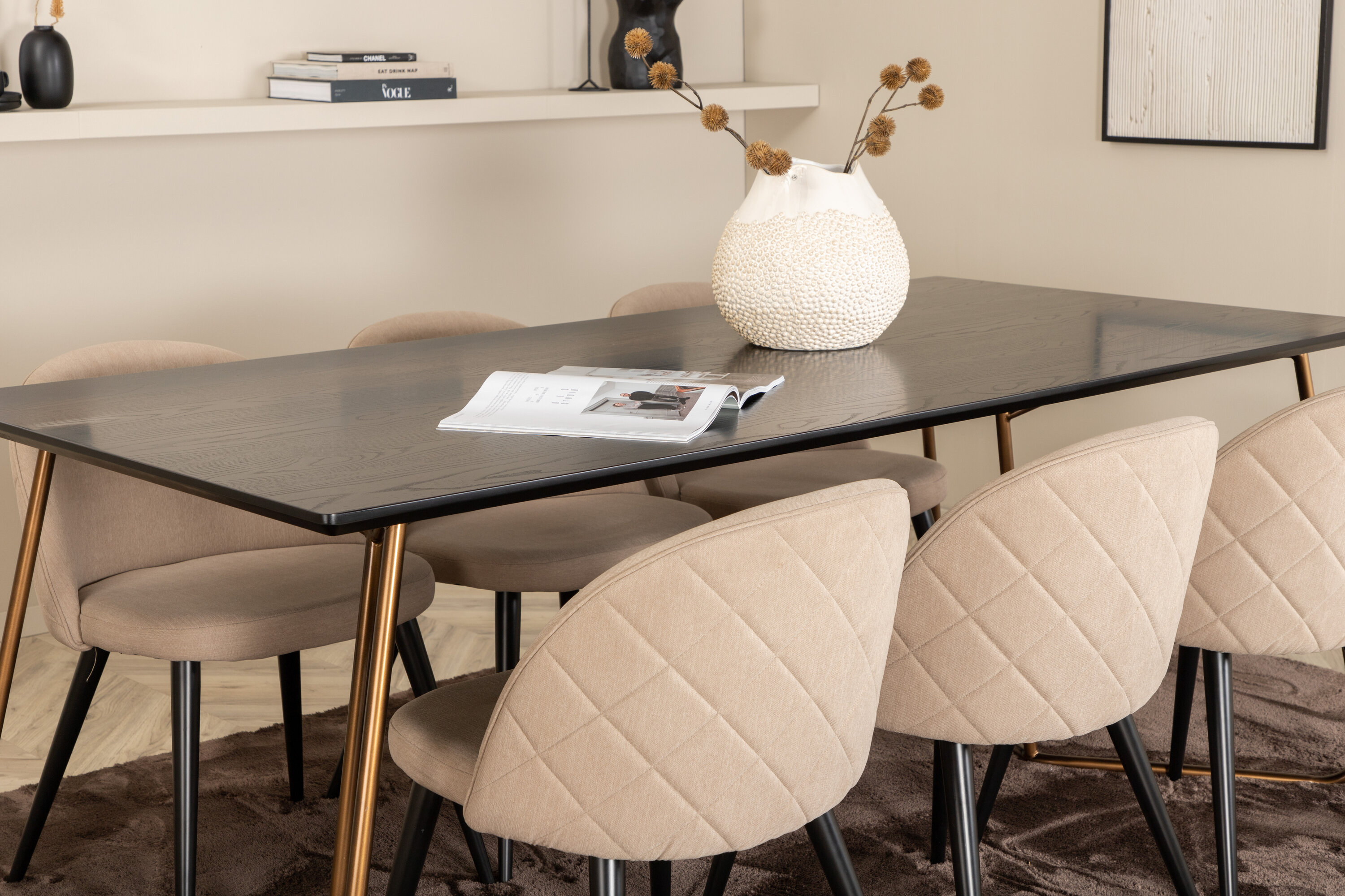 Détail du ensemble repas rectangulaire Petra, Velvet noir, beige, cuivré Table : 75 x 190 x 90 Chaise : 57 x 76,5 x 50 cm