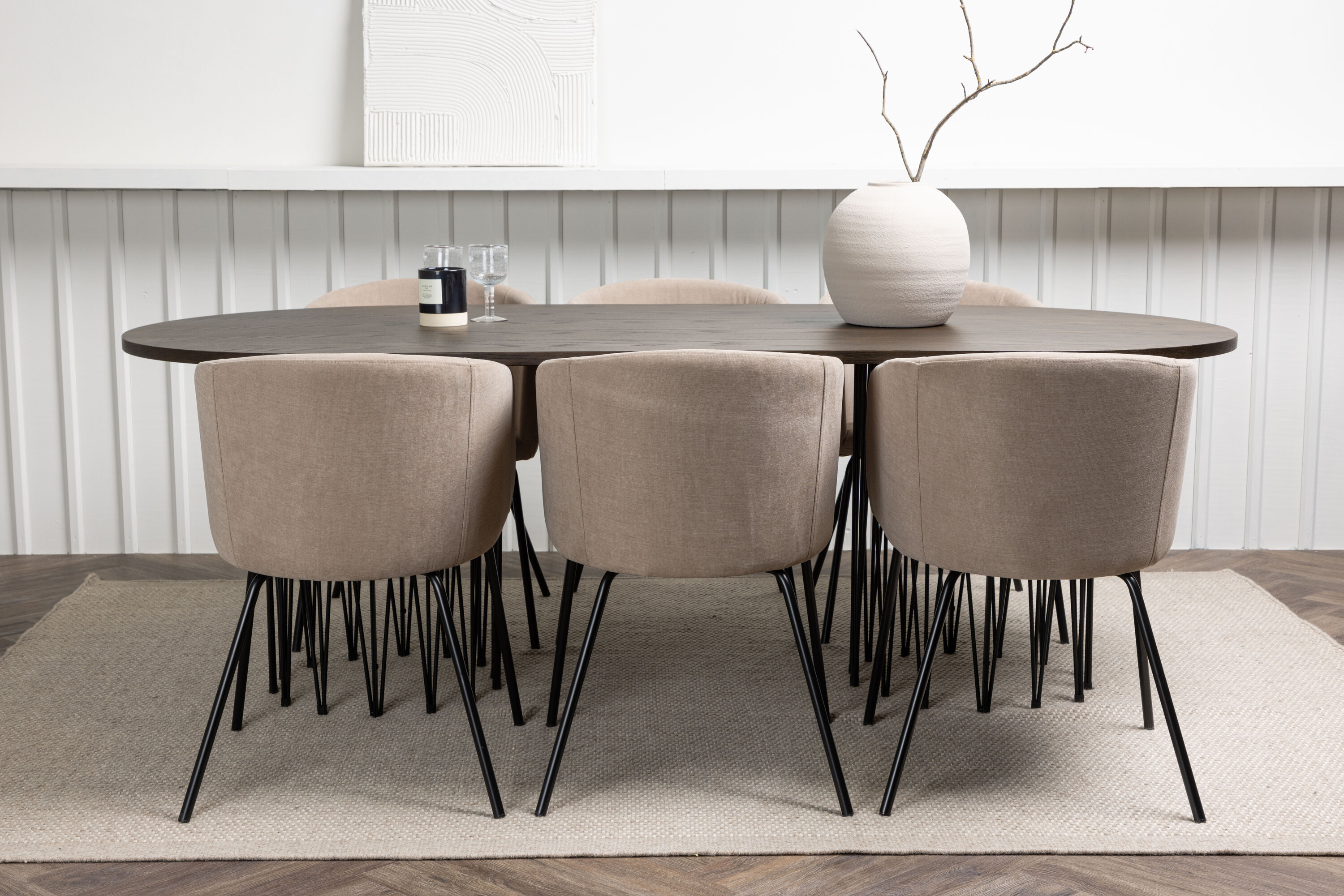Stone, Berit ensemble repas rectangulaire noir, beige, moka Table : 74 x 220 x 100 Chaise : 55 x 78 x 55 cm en situation dans une pièce décorée