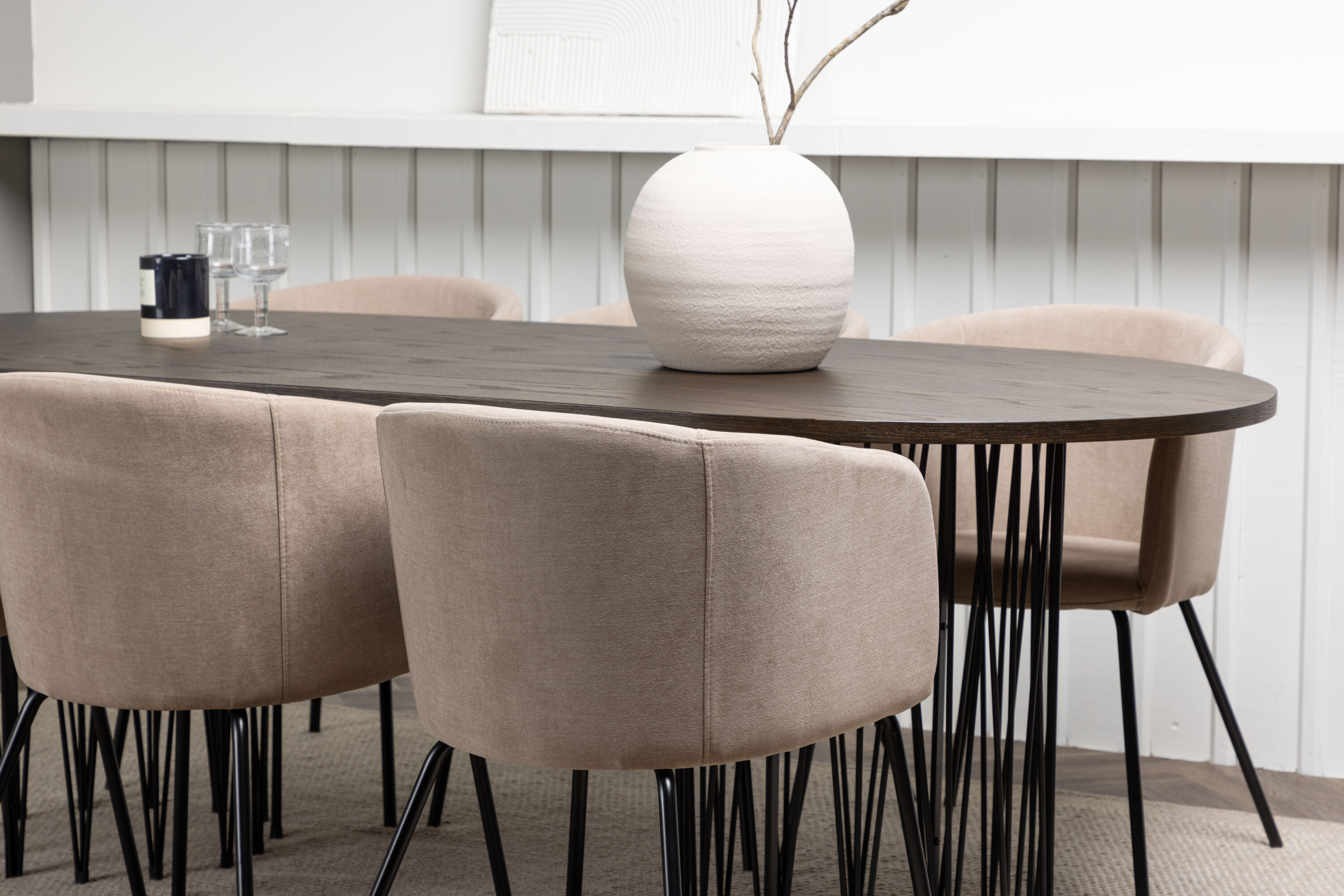 Stone, Berit ensemble repas rectangulaire noir, beige, moka Table : 74 x 220 x 100 Chaise : 55 x 78 x 55 cm en situation dans une pièce décorée