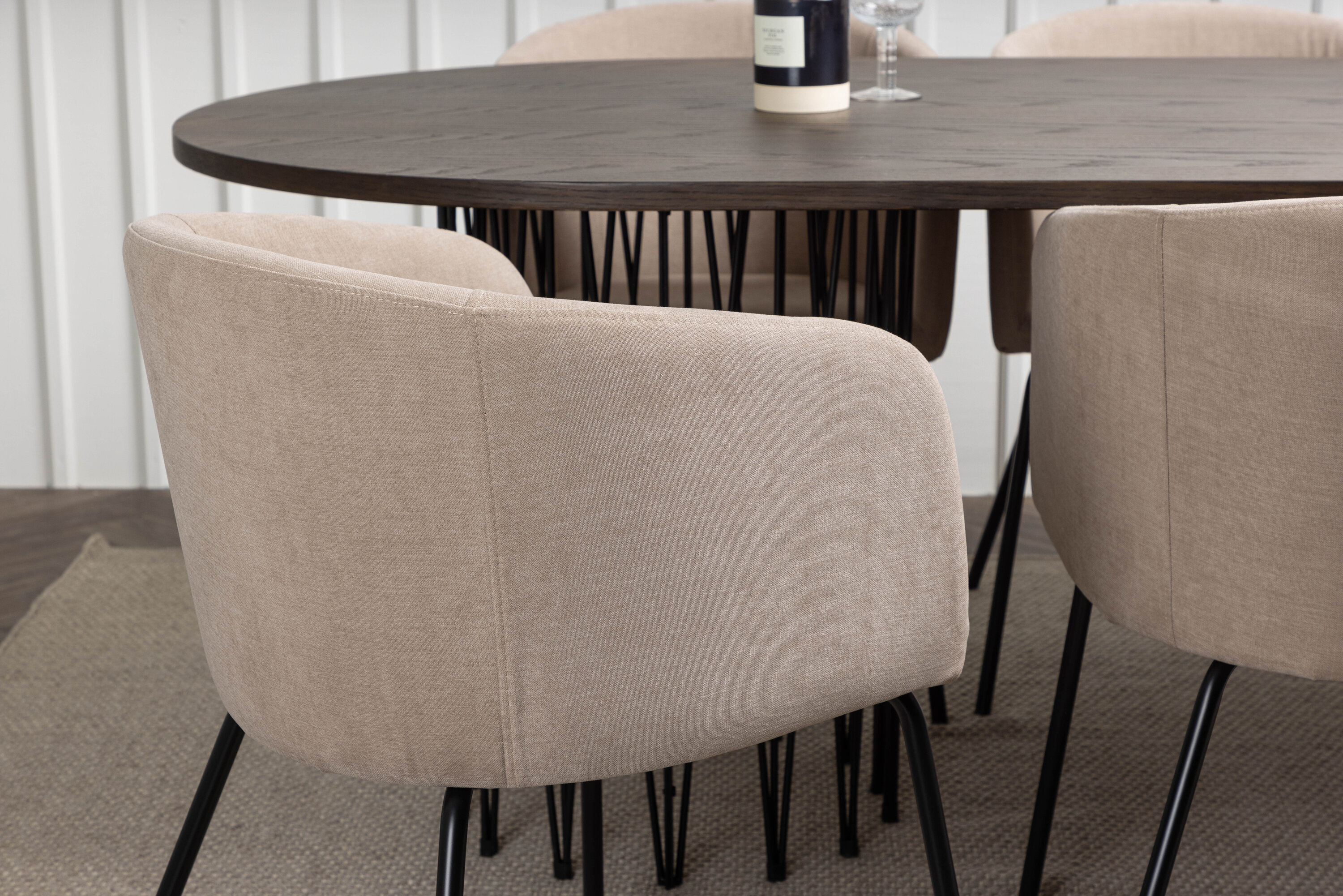 Stone, Berit ensemble repas rectangulaire noir, beige, moka Table : 74 x 220 x 100 Chaise : 55 x 78 x 55 cm en situation dans une pièce décorée