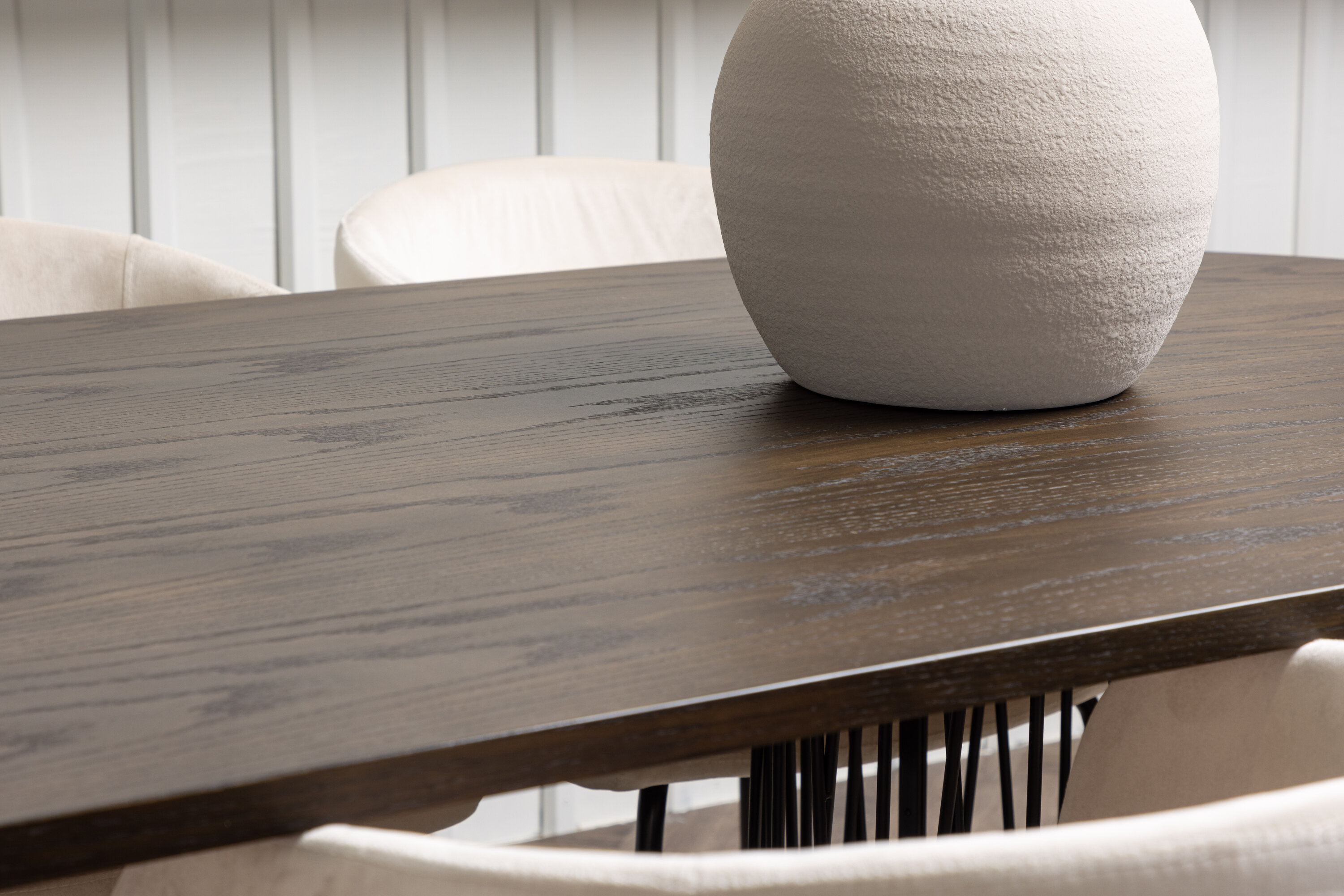Stone, Berit ensemble repas rectangulaire noir, beige, moka Table : 74 x 220 x 100 Chaise : 55 x 78 x 55 cm en situation dans une pièce décorée