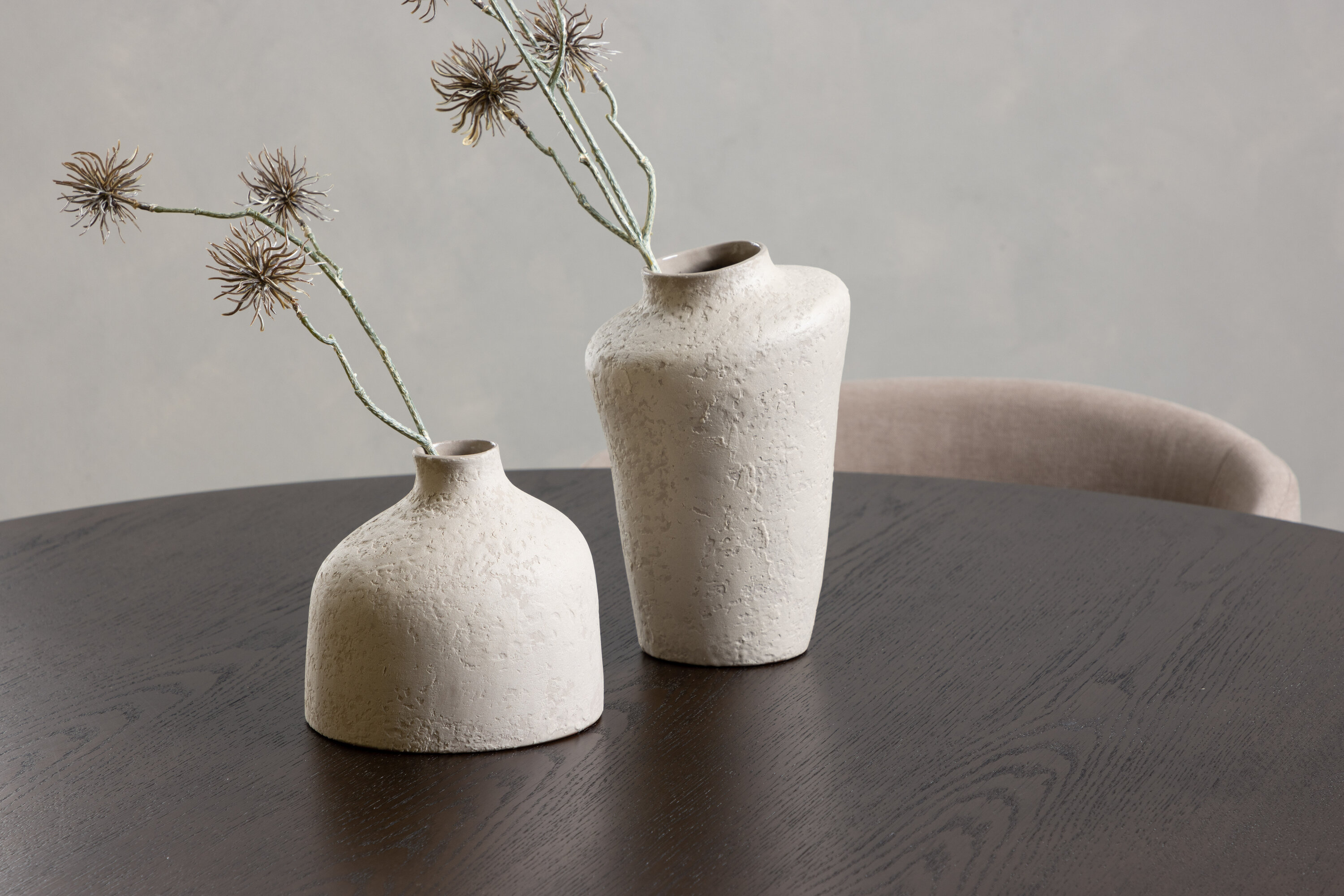 Stone, Berit ensemble repas rond noir, beige, moka Table : ⌀120 Chaise : 55 x 78 x 55 cm en situation dans une pièce décorée