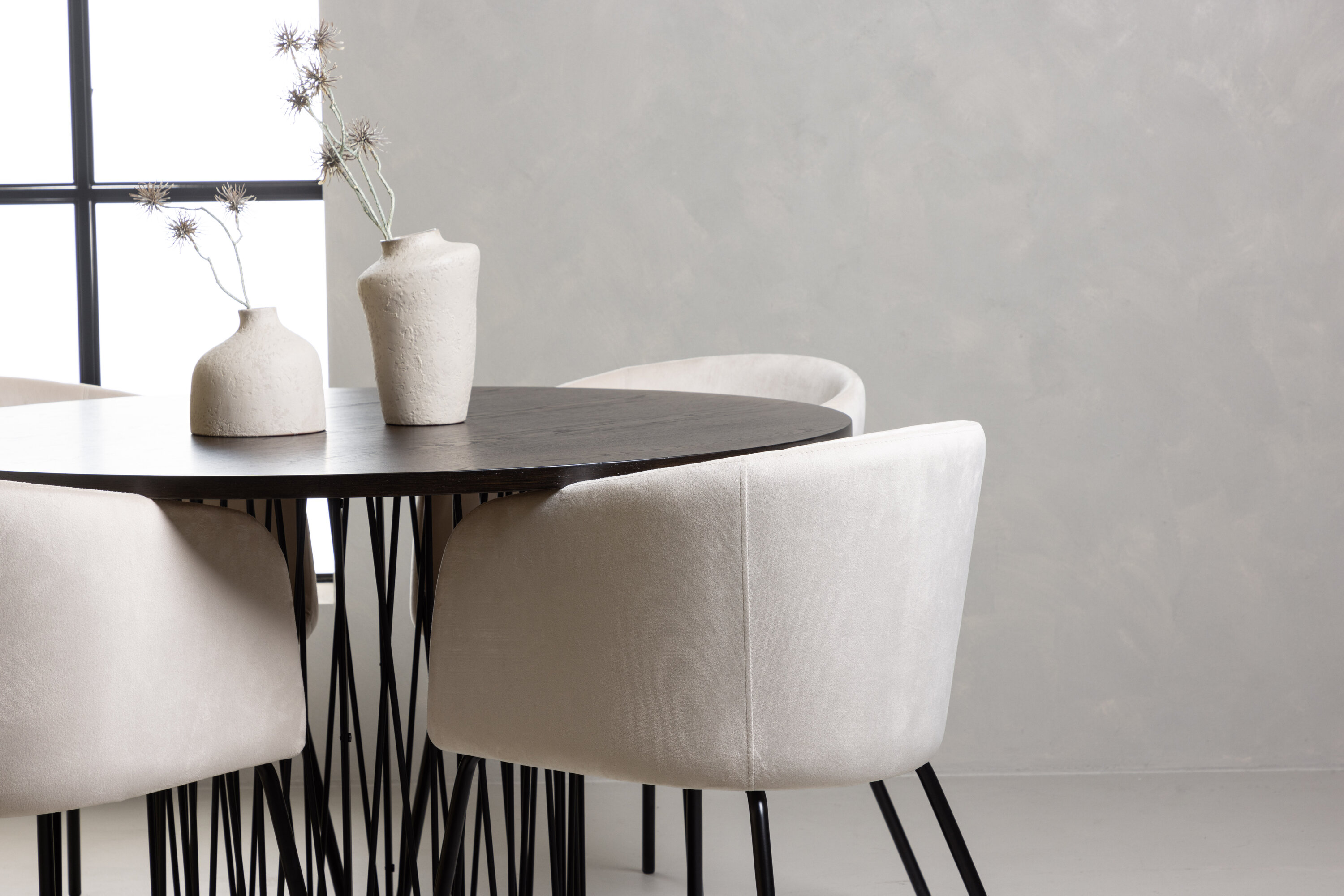 Stone, Berit ensemble repas rond noir, beige, moka Table : ⌀120 Chaise : 55 x 78 x 55 cm en situation dans une pièce décorée