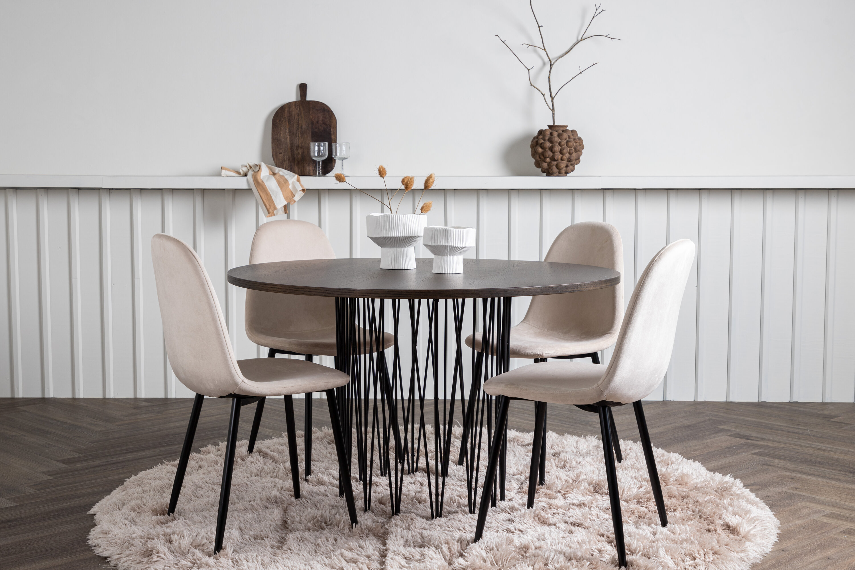Stone, Polar ensemble repas rond noir, beige, moka Table : ⌀120 Chaise : 53,3 x 88 x 44 cm en situation dans une pièce décorée