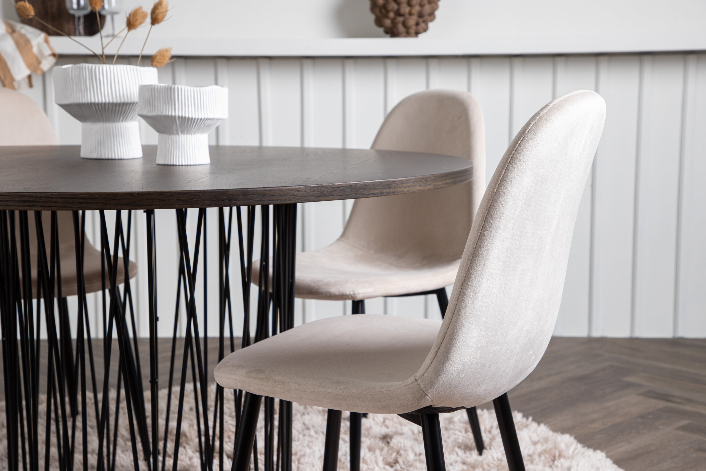 Stone, Polar ensemble repas rond noir, beige, moka Table : ⌀120 Chaise : 53,3 x 88 x 44 cm en situation dans une pièce décorée