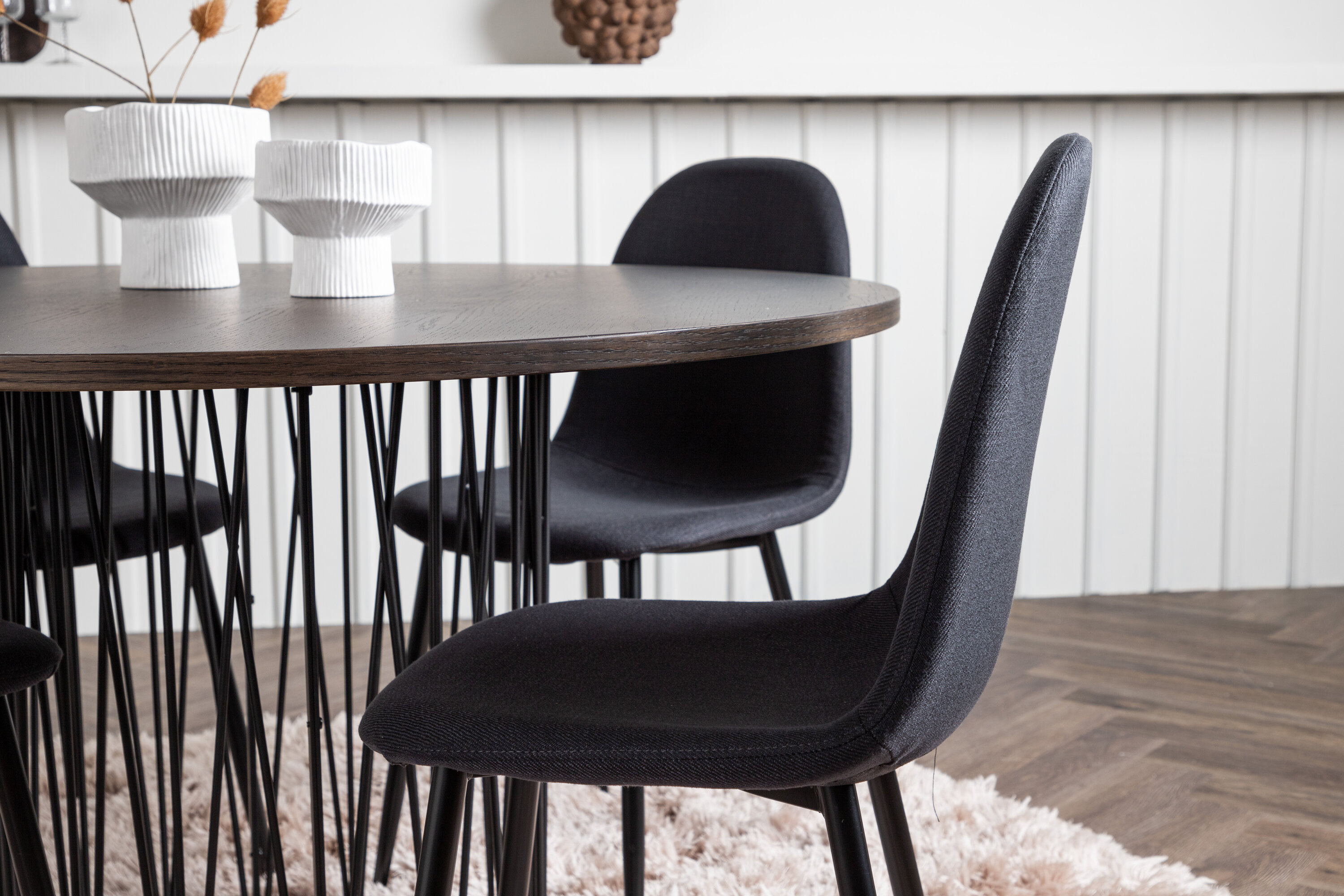 Stone, Polar ensemble repas rond noir, moka Table : ⌀120 Chaise : 53 x 87 x 44 cm en situation dans une pièce décorée