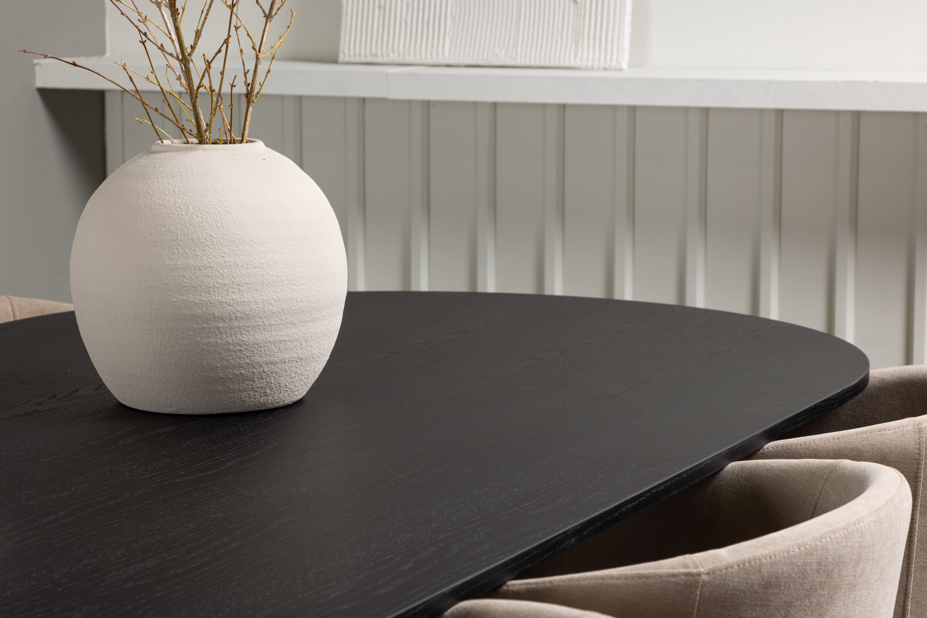 Bootcut, Berit ensemble repas rectangulaire noir, beige Table : 75 x 230 x 115 Chaise : 55 x 78 x 55 cm en situation dans une pièce décorée