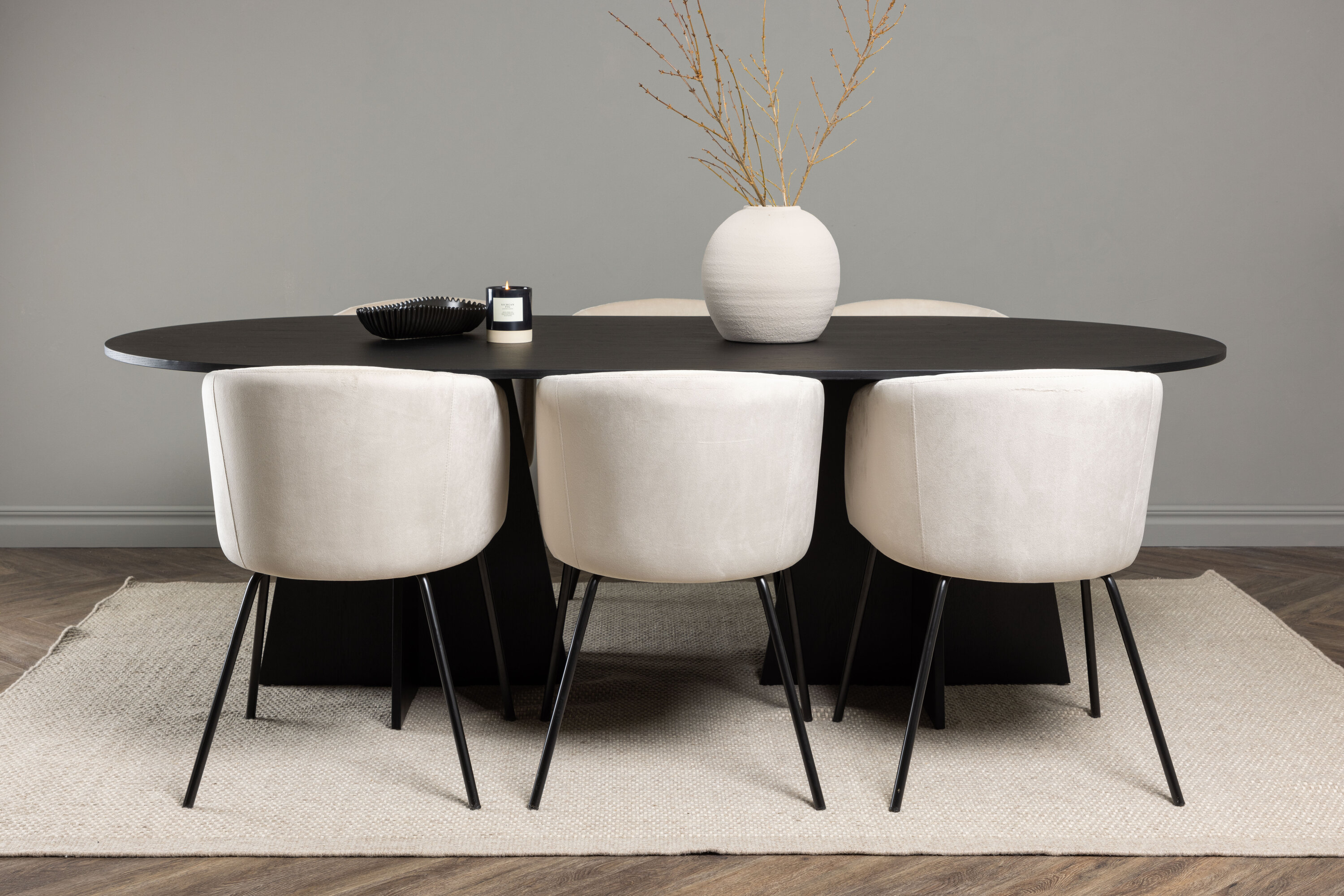 Bootcut, Berit ensemble repas rectangulaire noir, beige Table : 75 x 230 x 115 Chaise : 55 x 78 x 55 cm en situation dans une pièce décorée