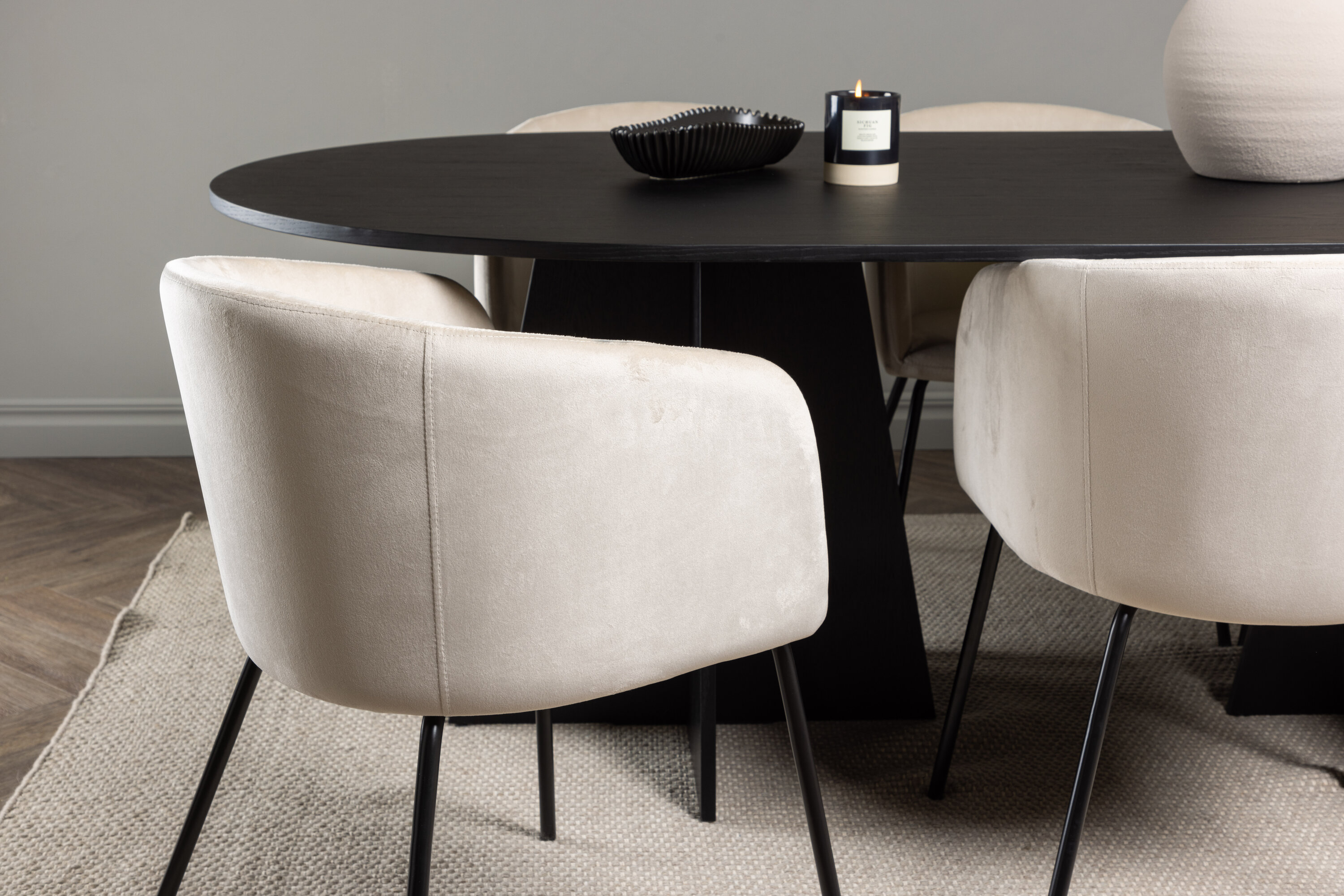 Bootcut, Berit ensemble repas rectangulaire noir, beige Table : 75 x 230 x 115 Chaise : 55 x 78 x 55 cm en situation dans une pièce décorée