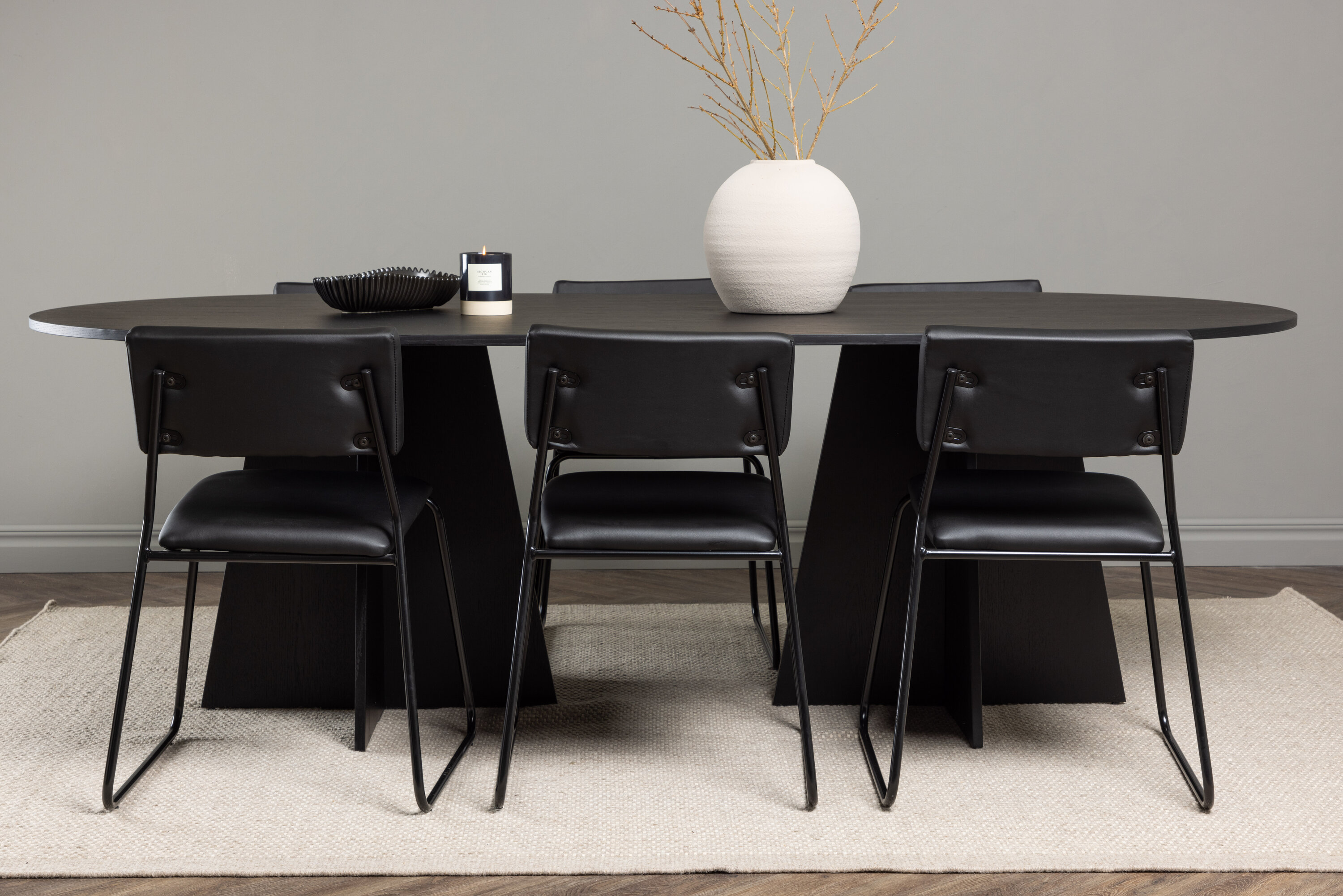 Bootcut, Kenth ensemble repas rectangulaire noir Table : 75 x 230 x 115 Chaise : 52 x 76 x 40 cm en situation dans une pièce décorée