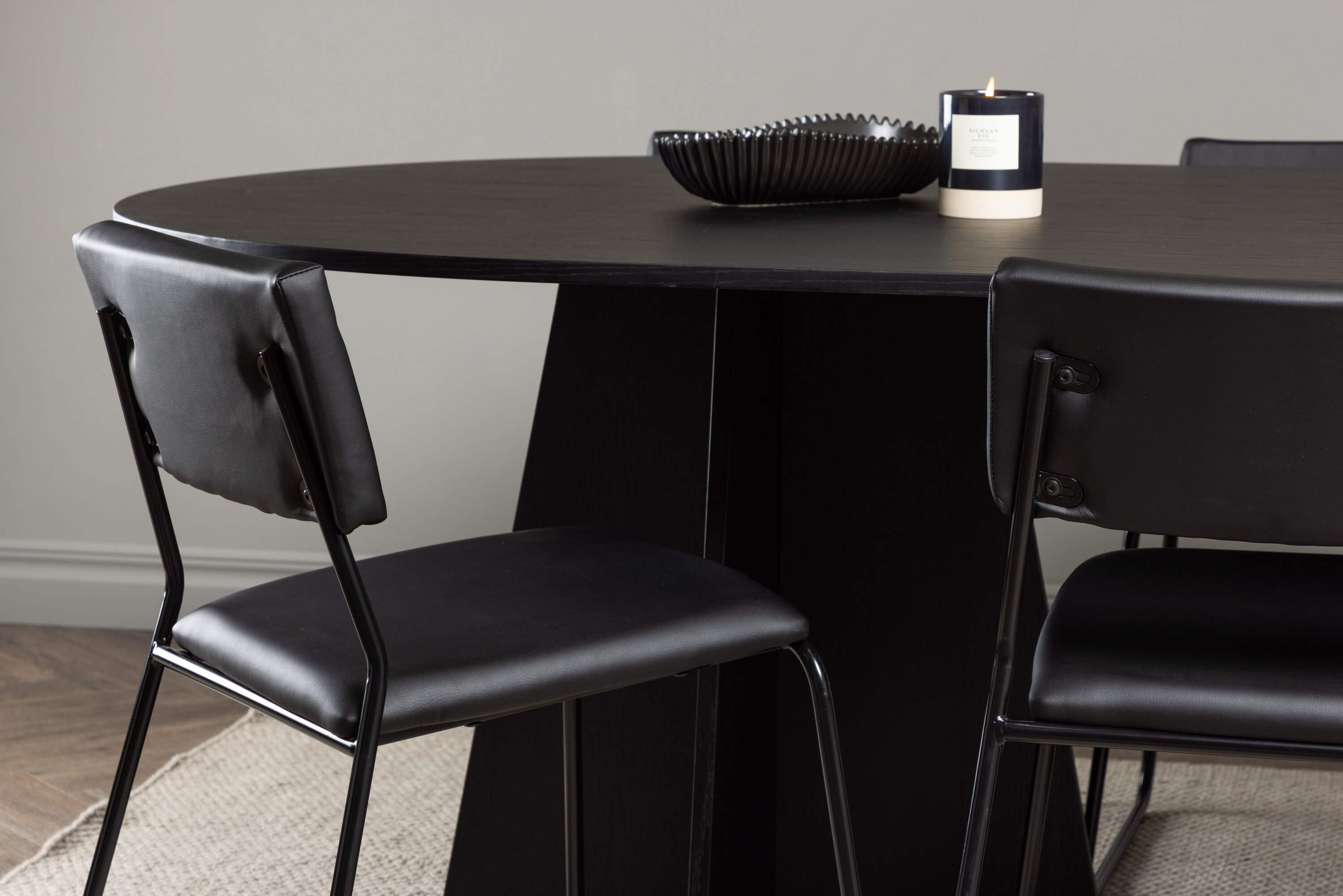 Bootcut, Kenth ensemble repas rectangulaire noir Table : 75 x 230 x 115 Chaise : 52 x 76 x 40 cm en situation dans une pièce décorée