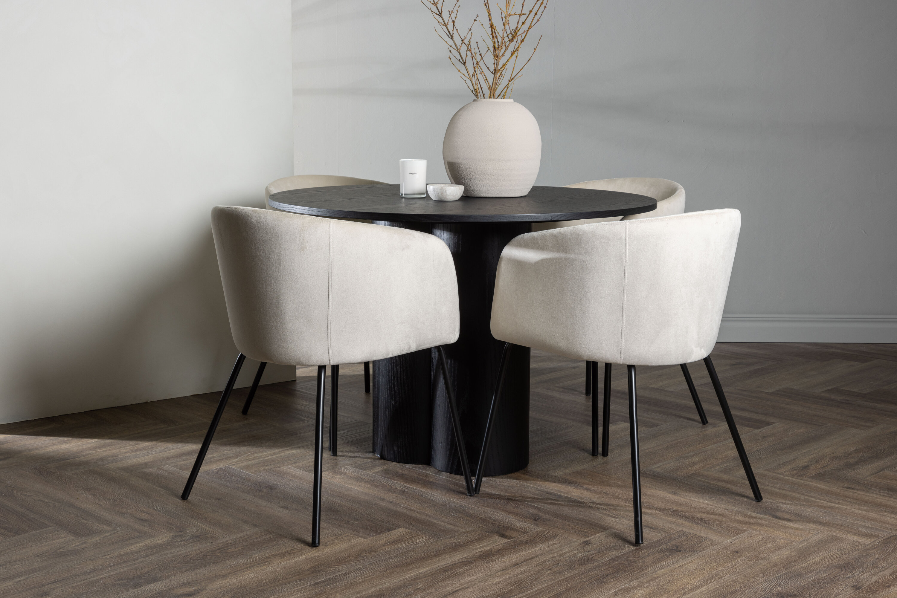 Olivia, Berit ensemble repas rond noir, beige Table : ⌀110 Chaise : 55 x 78 x 55 cm en situation dans une pièce décorée