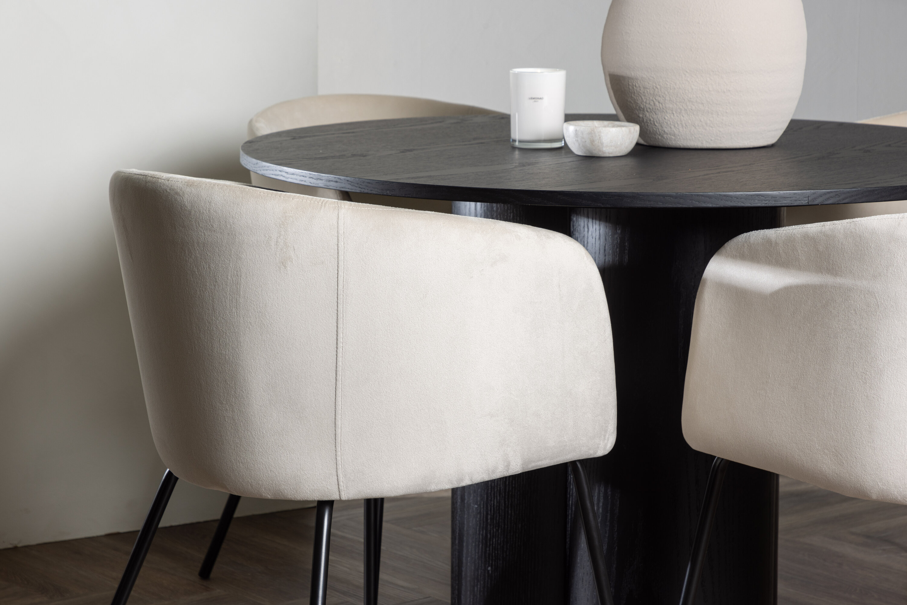 Olivia, Berit ensemble repas rond noir, beige Table : ⌀110 Chaise : 55 x 78 x 55 cm en situation dans une pièce décorée