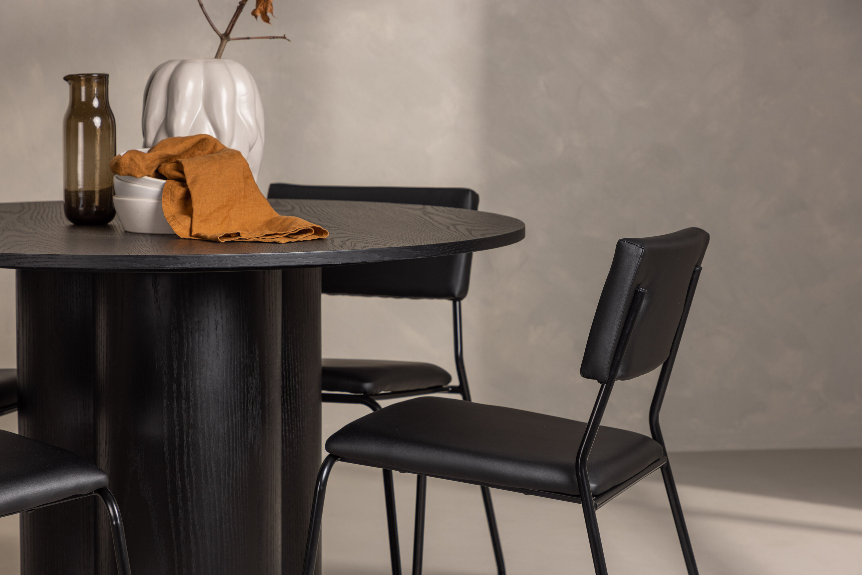 Olivia, Kenth ensemble repas rond noir Table : ⌀110 Chaise : 52 x 76 x 40 cm en situation dans une pièce décorée