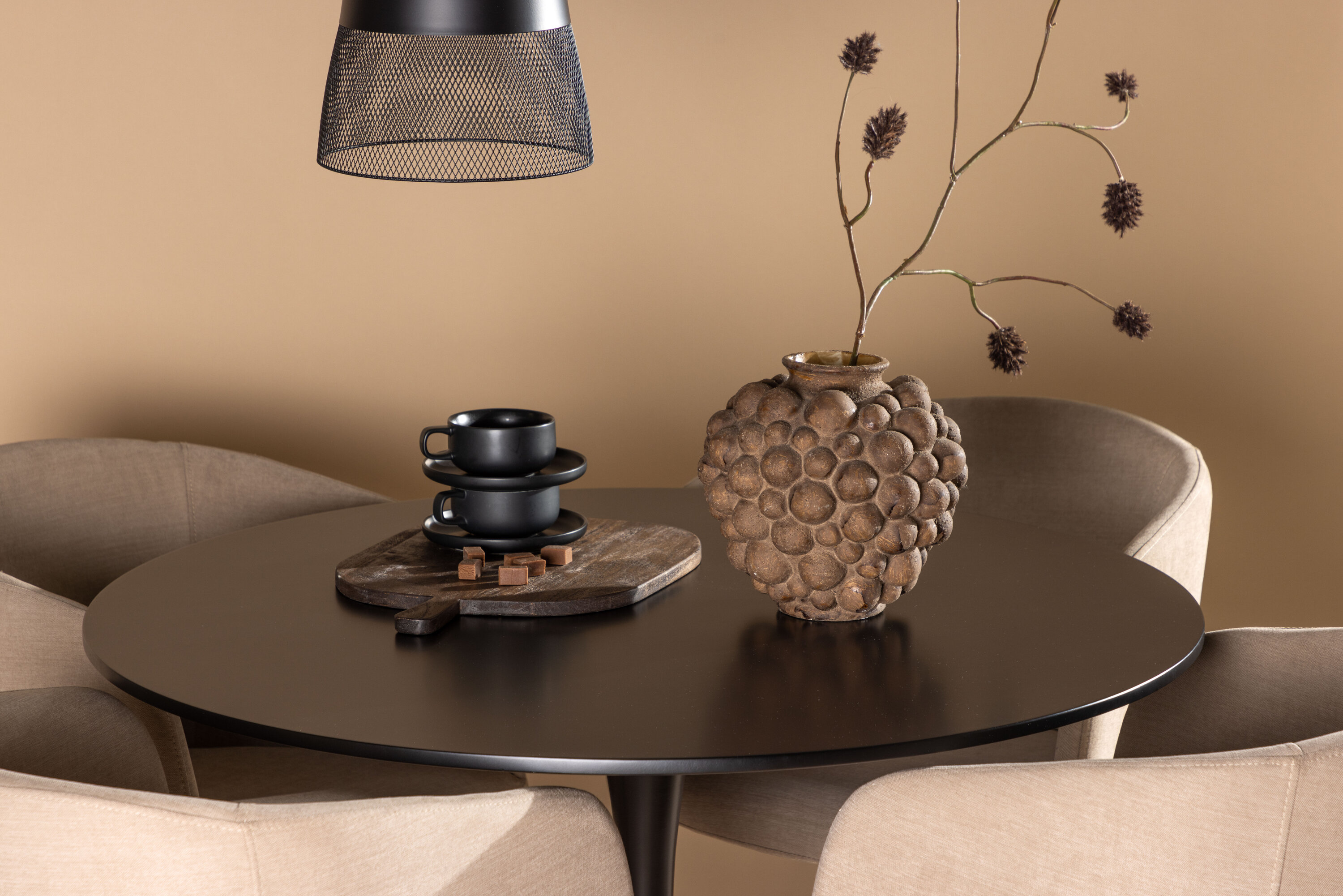 Glade, Berit ensemble repas rond noir, beige Table : ⌀100 Chaise : 55 x 78 x 55 cm en situation dans une pièce décorée