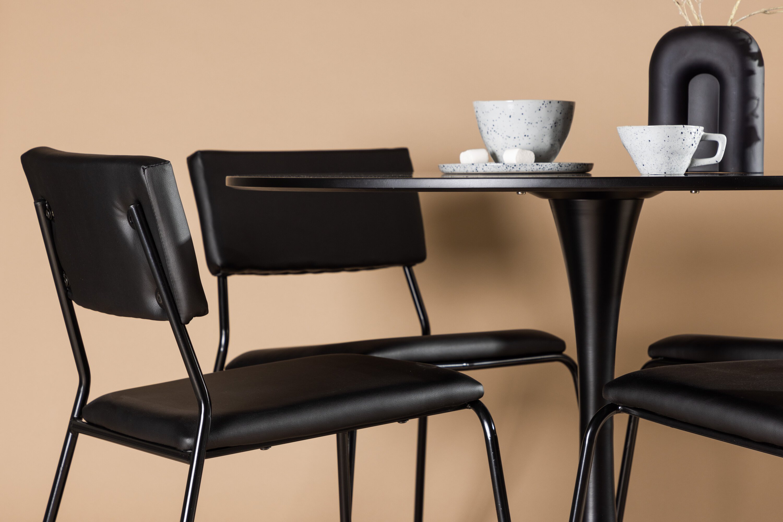 Glade, Kenth ensemble repas rond noir Table : ⌀100 Chaise : 52 x 76 x 40 cm en situation dans une pièce décorée