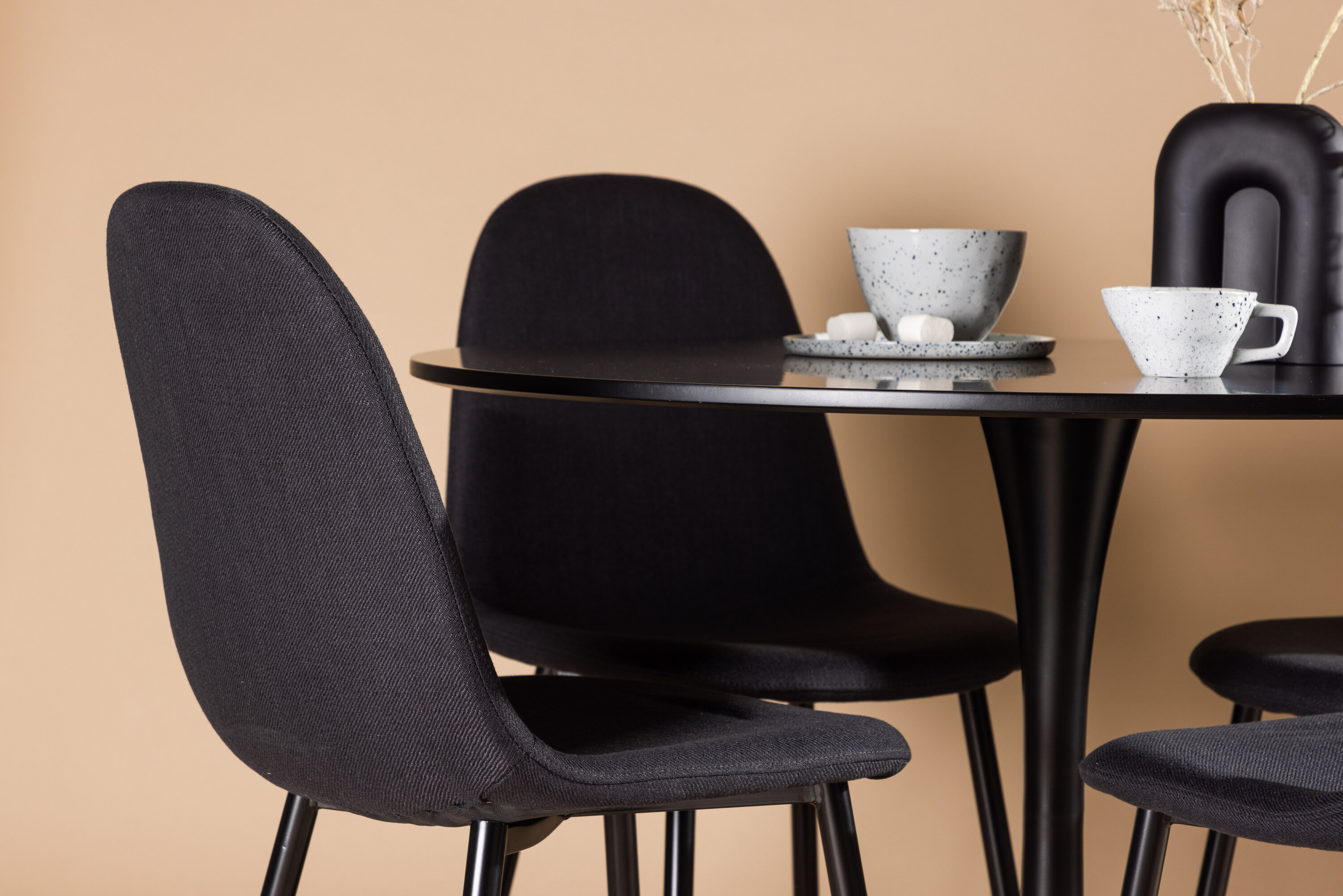 Glade, Polar ensemble repas rond noir Table : ⌀100 Chaise : 53 x 87 x 44 cm en situation dans une pièce décorée