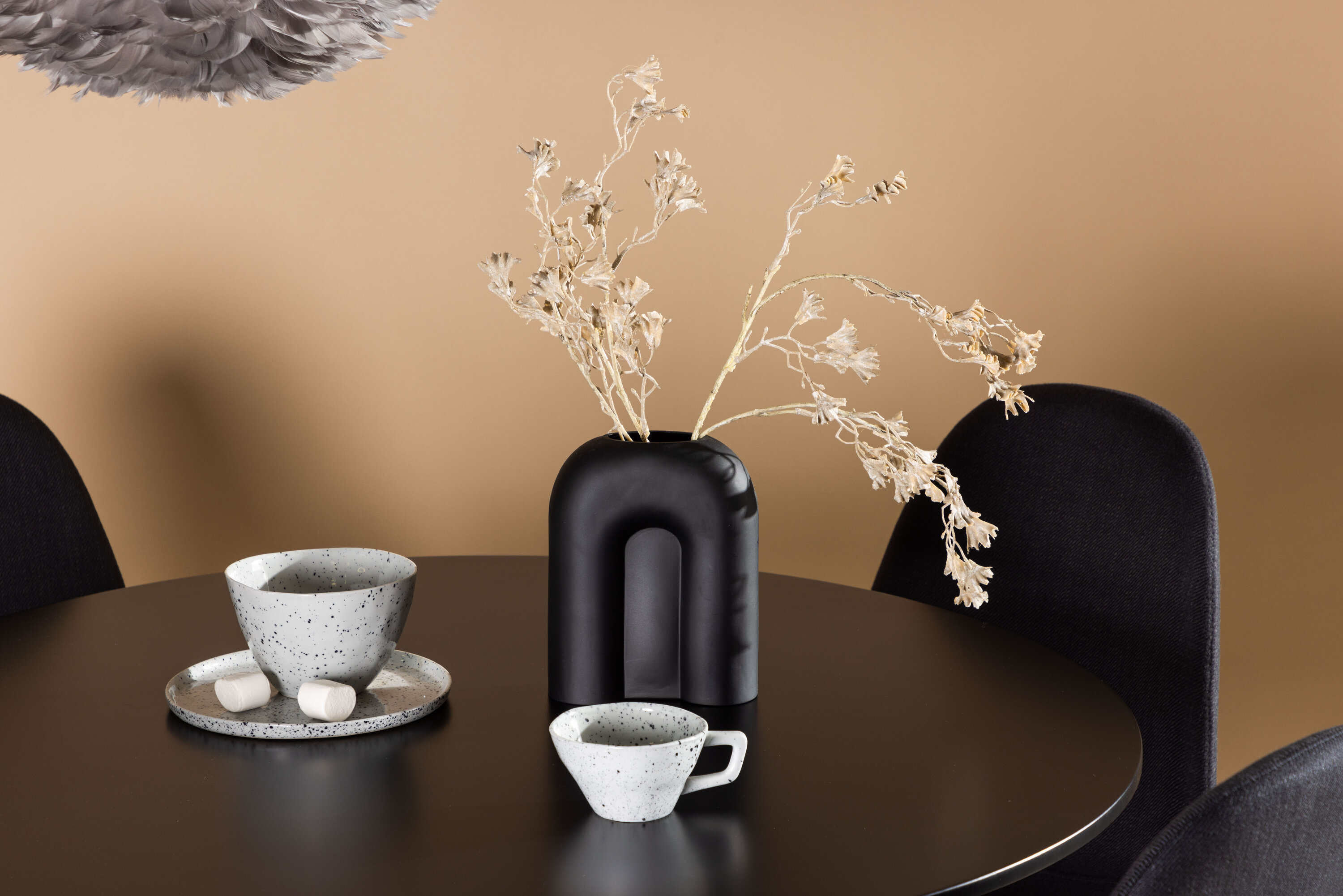 Glade, Polar ensemble repas rond noir Table : ⌀100 Chaise : 53 x 87 x 44 cm en situation dans une pièce décorée