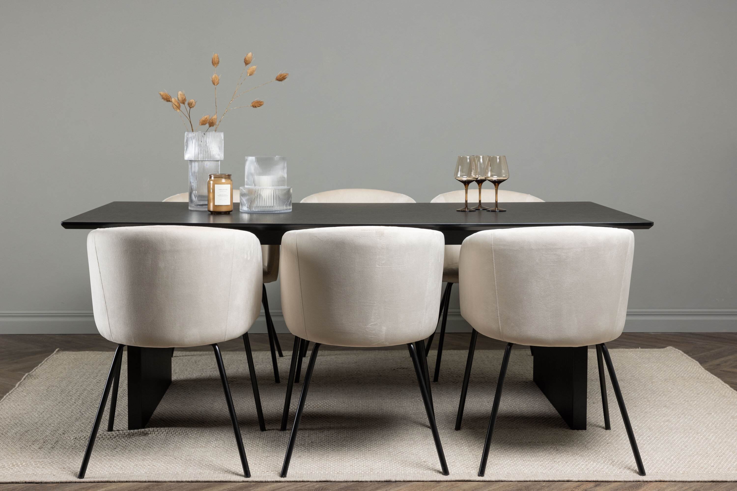 Vail, Berit ensemble repas rectangulaire noir, beige Table : 75 x 200 x 100 Chaise : 55 x 78 x 55 cm en situation dans une pièce décorée
