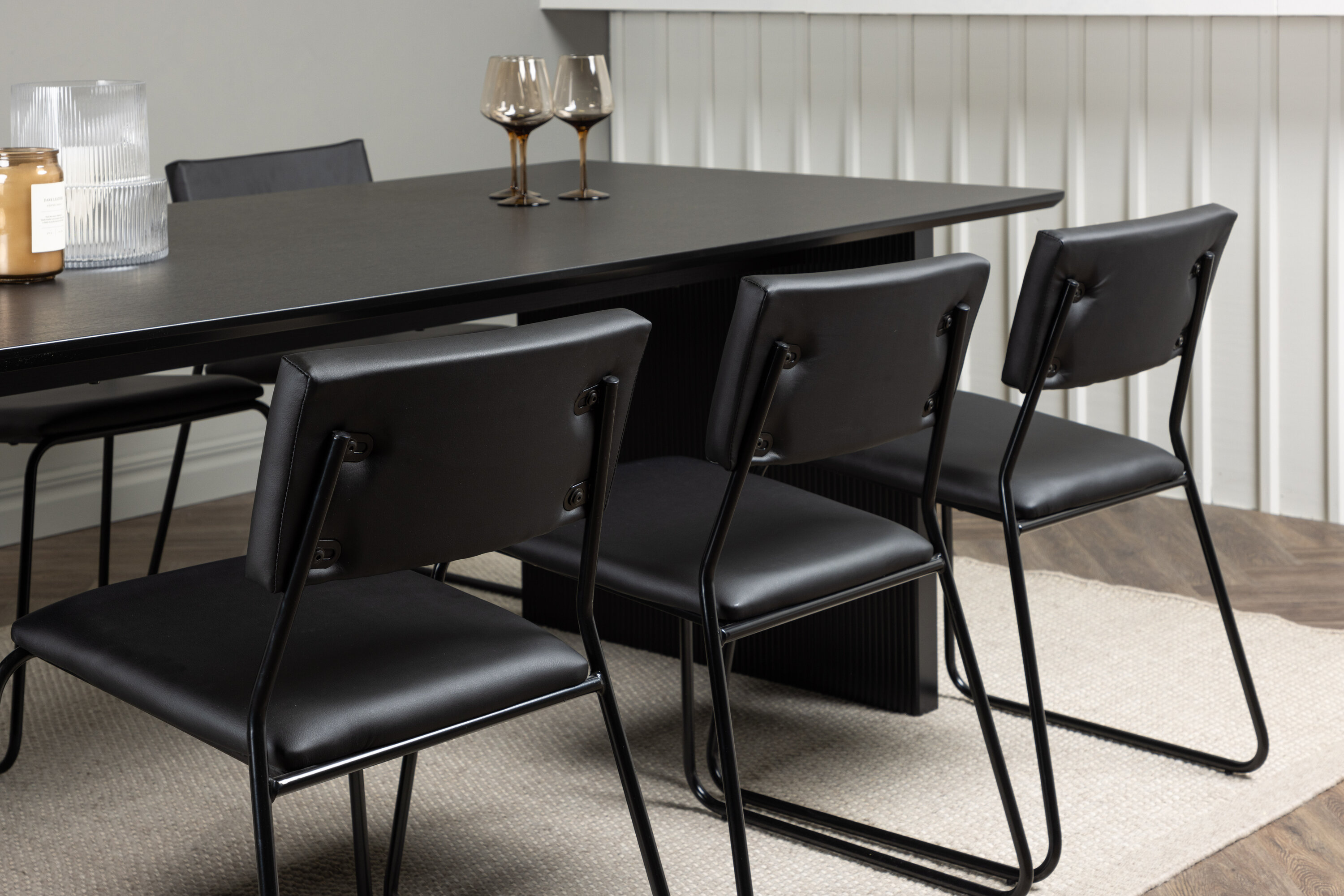 Vail, Kenth ensemble repas rectangulaire noir Table : 75 x 200 x 100 Chaise : 52 x 76 x 40 cm en situation dans une pièce décorée