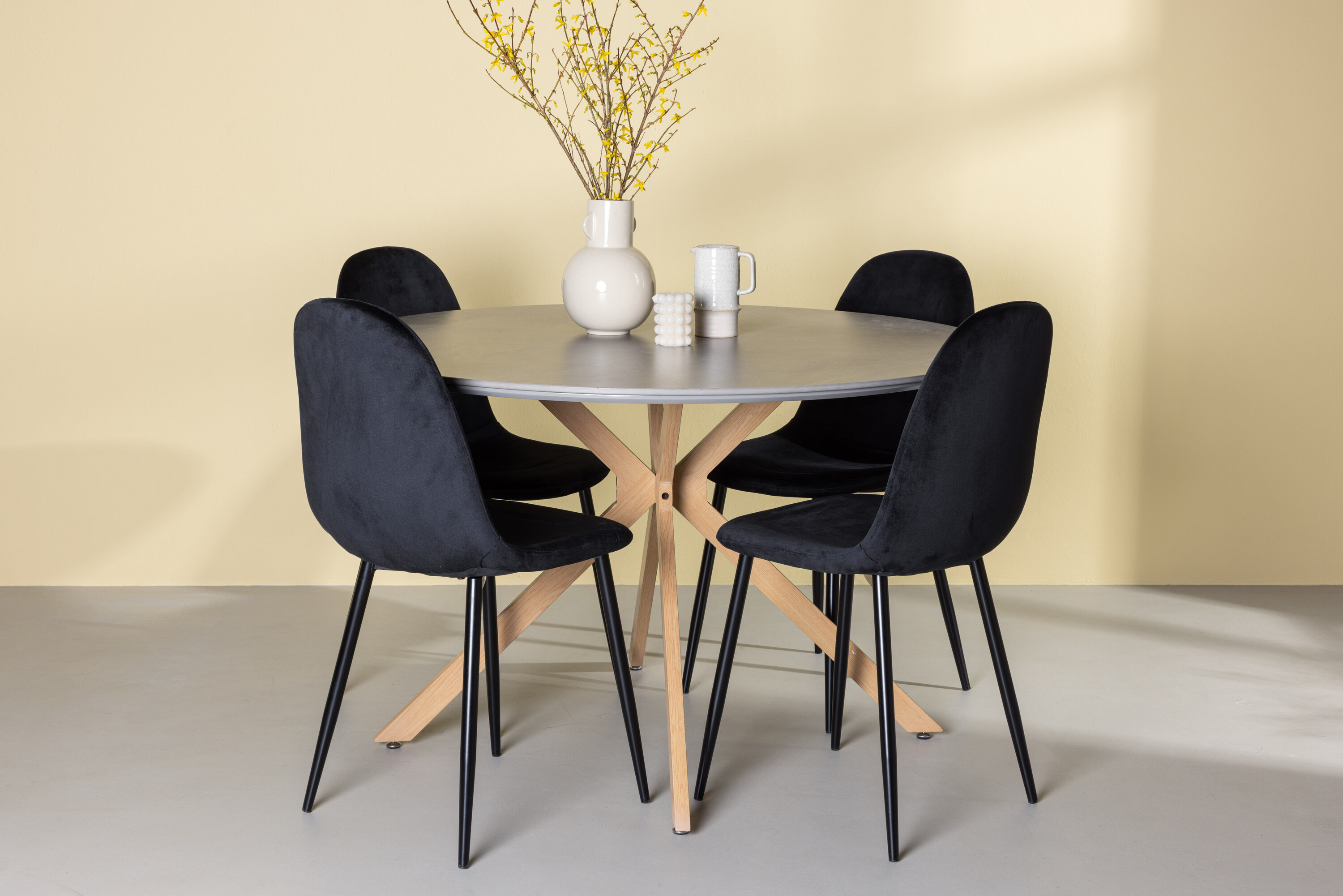 Piazza, Polar ensemble repas rond gris, noir 120 x 120 cm en situation dans une pièce décorée
