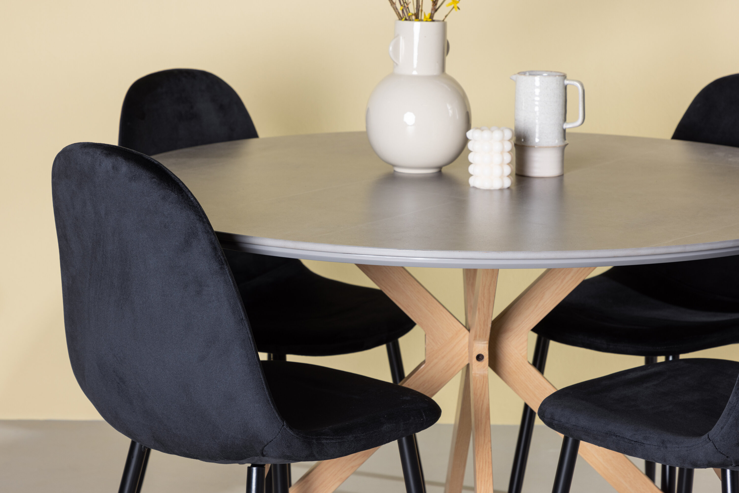 Piazza, Polar ensemble repas rond gris, noir 120 x 120 cm en situation dans une pièce décorée