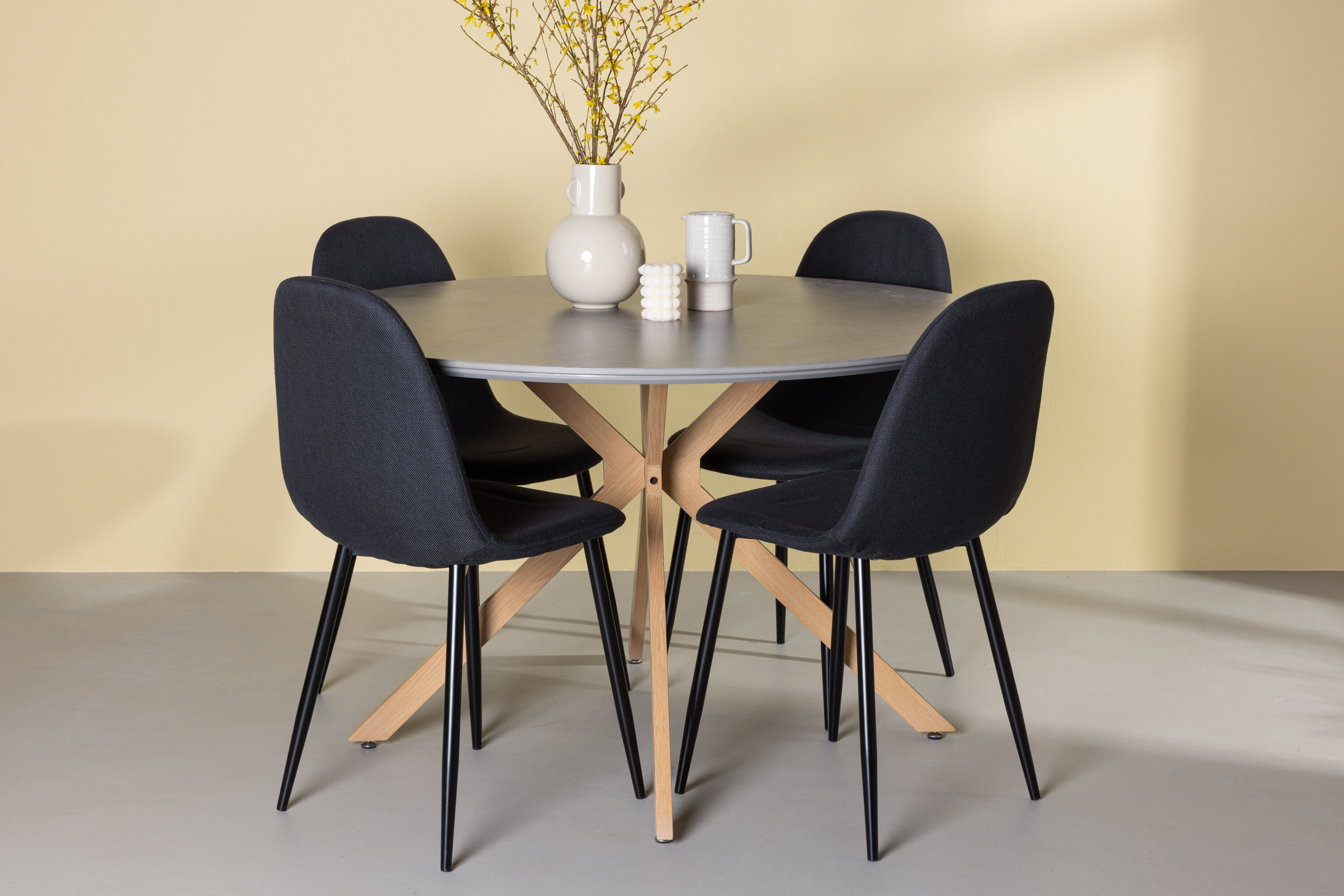 Piazza, Polar ensemble repas rond gris, noir 120 x 120 cm en situation dans une pièce décorée