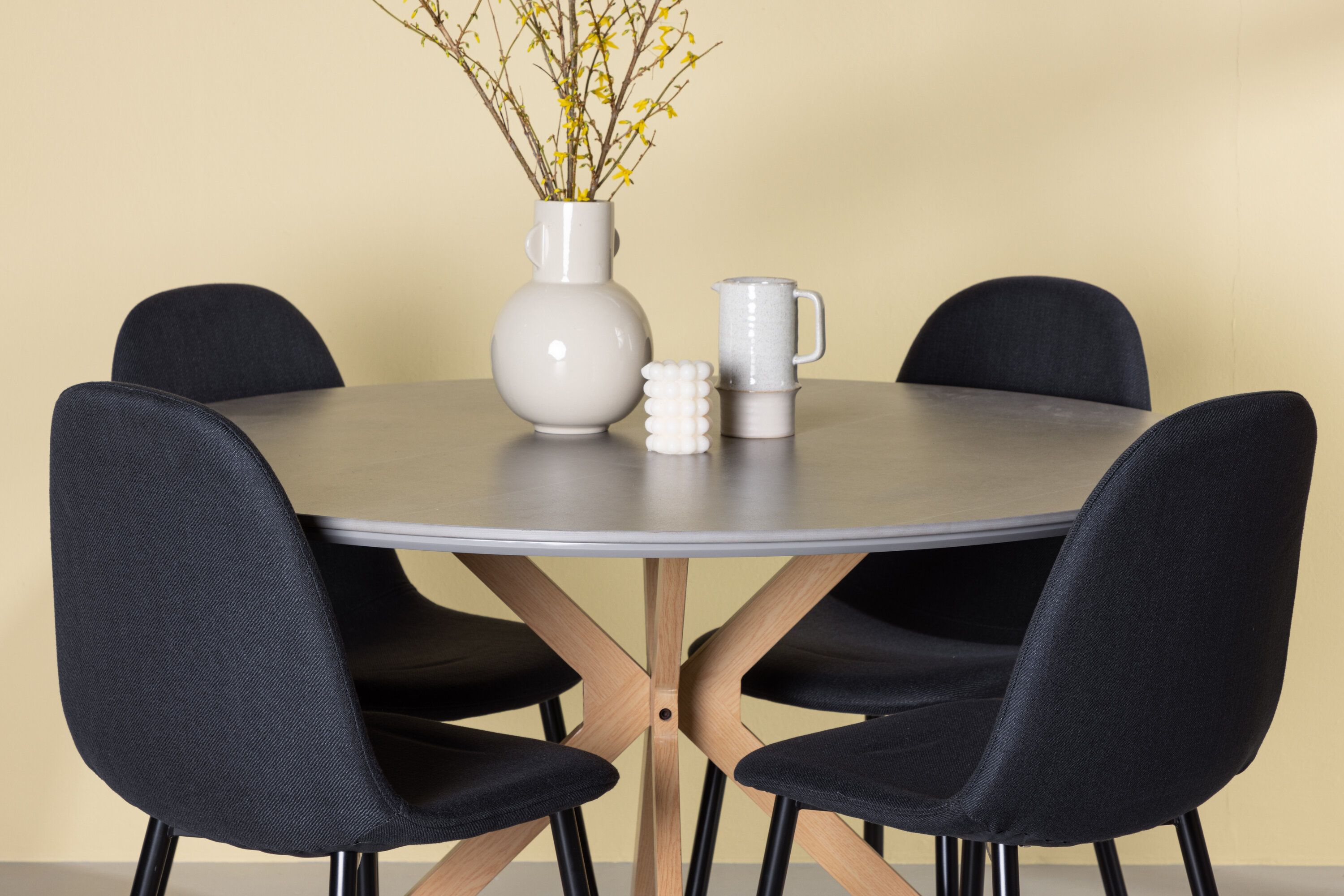 Piazza, Polar ensemble repas rond gris, noir 120 x 120 cm en situation dans une pièce décorée