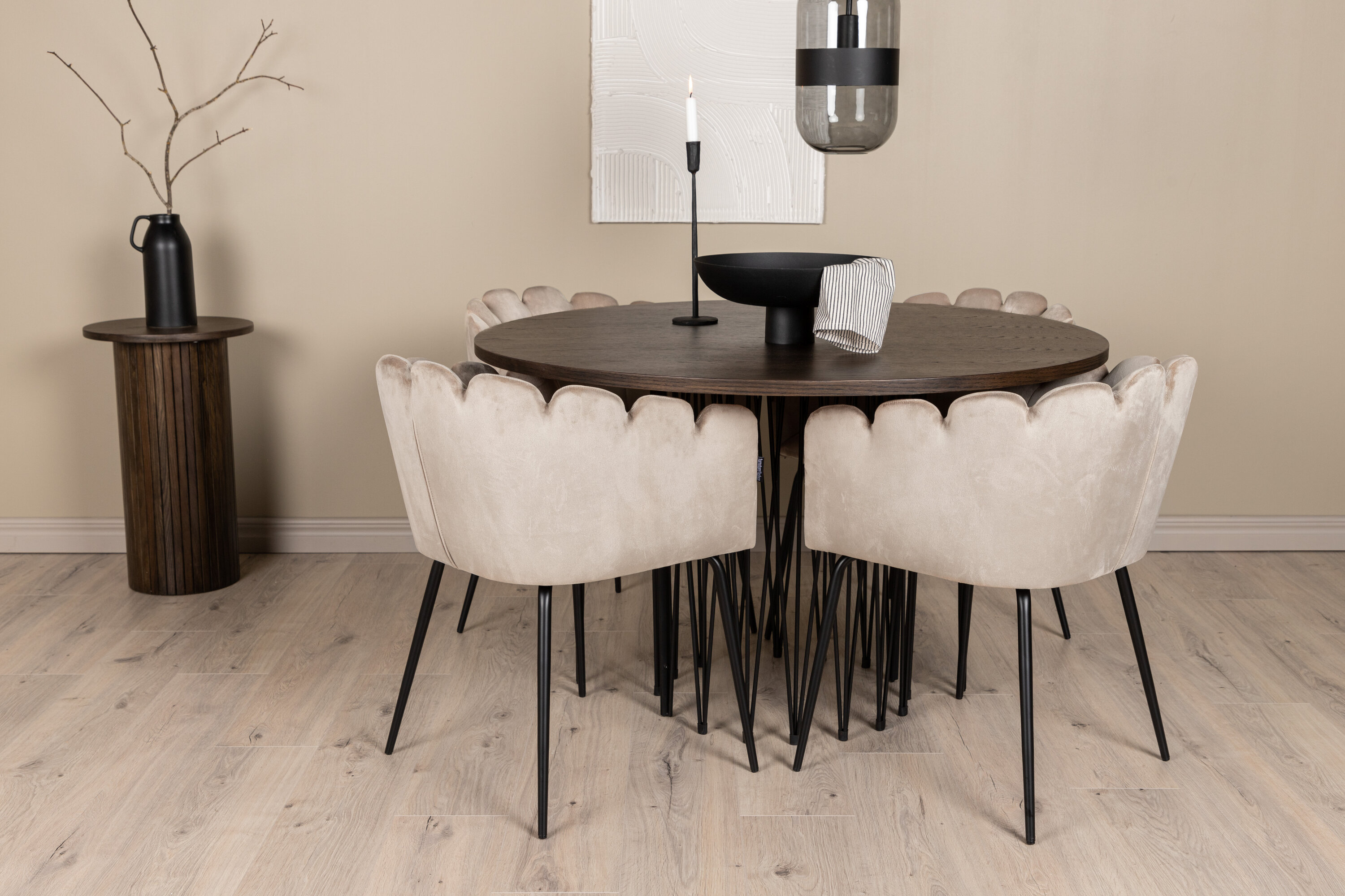 Stone, Limhamn ensemble repas rond noir, beige, moka Table : ⌀120 Chaise : 51 x 76,5 x 52 cm en situation dans une pièce décorée