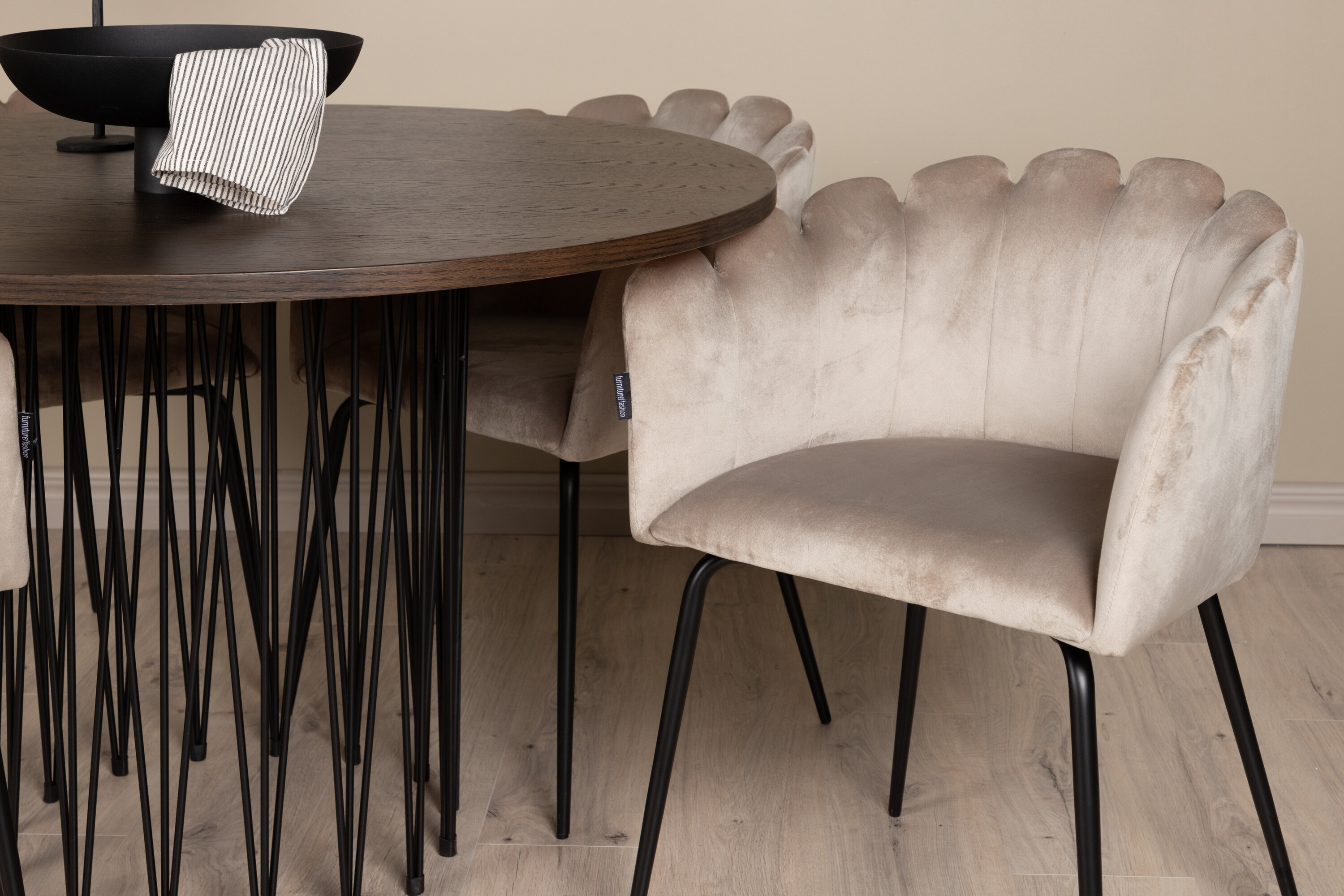 Stone, Limhamn ensemble repas rond noir, beige, moka Table : ⌀120 Chaise : 51 x 76,5 x 52 cm en situation dans une pièce décorée