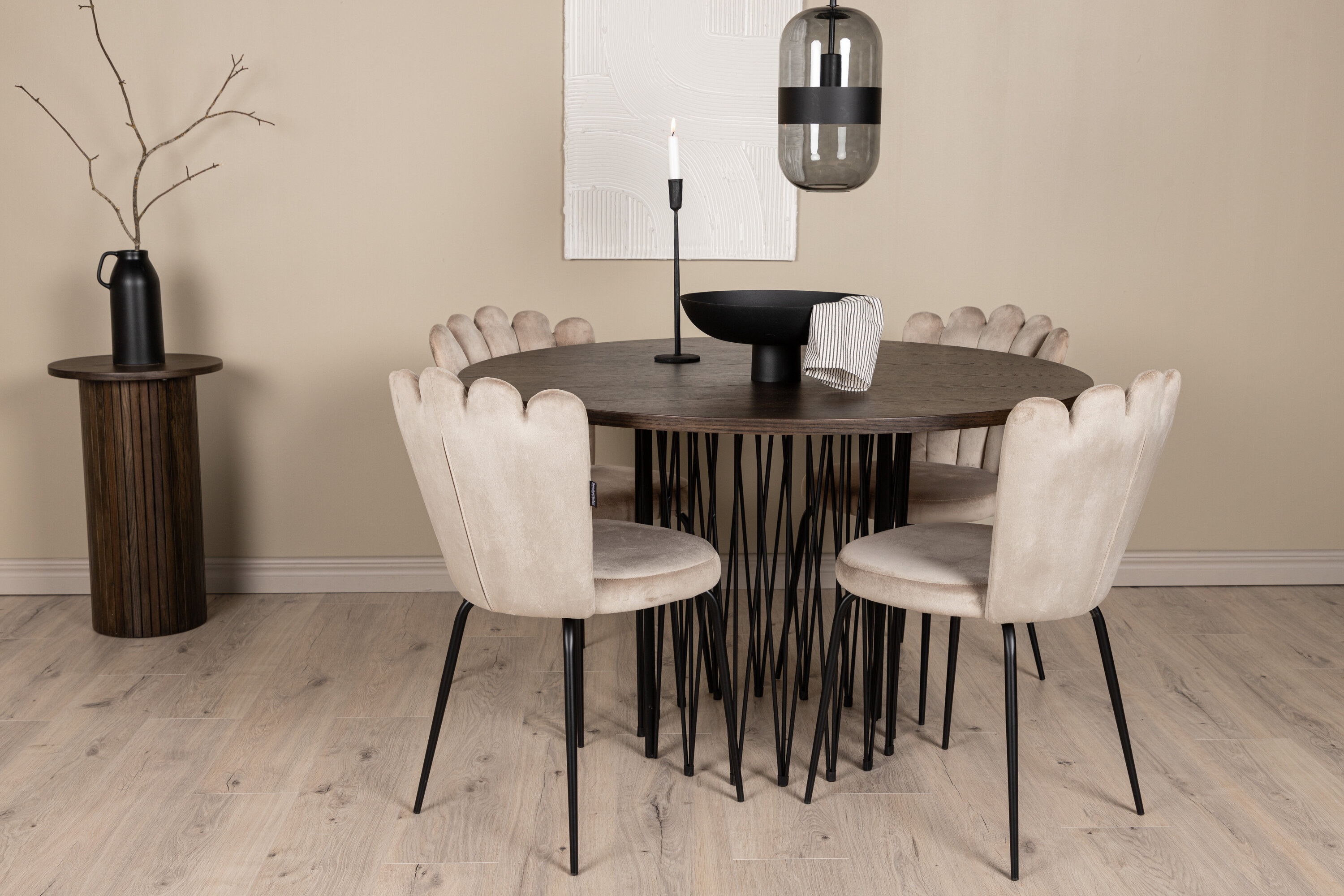 Stone, Limhamn ensemble repas rond noir, beige, moka Table : ⌀120 Chaise : 42 x 82 x 44 cm en situation dans une pièce décorée