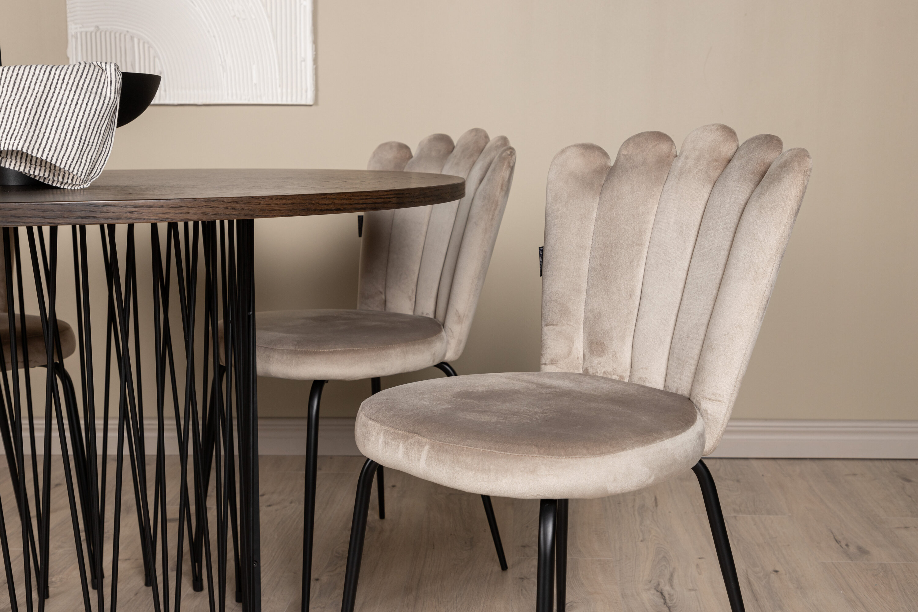 Stone, Limhamn ensemble repas rond noir, beige, moka Table : ⌀120 Chaise : 42 x 82 x 44 cm en situation dans une pièce décorée