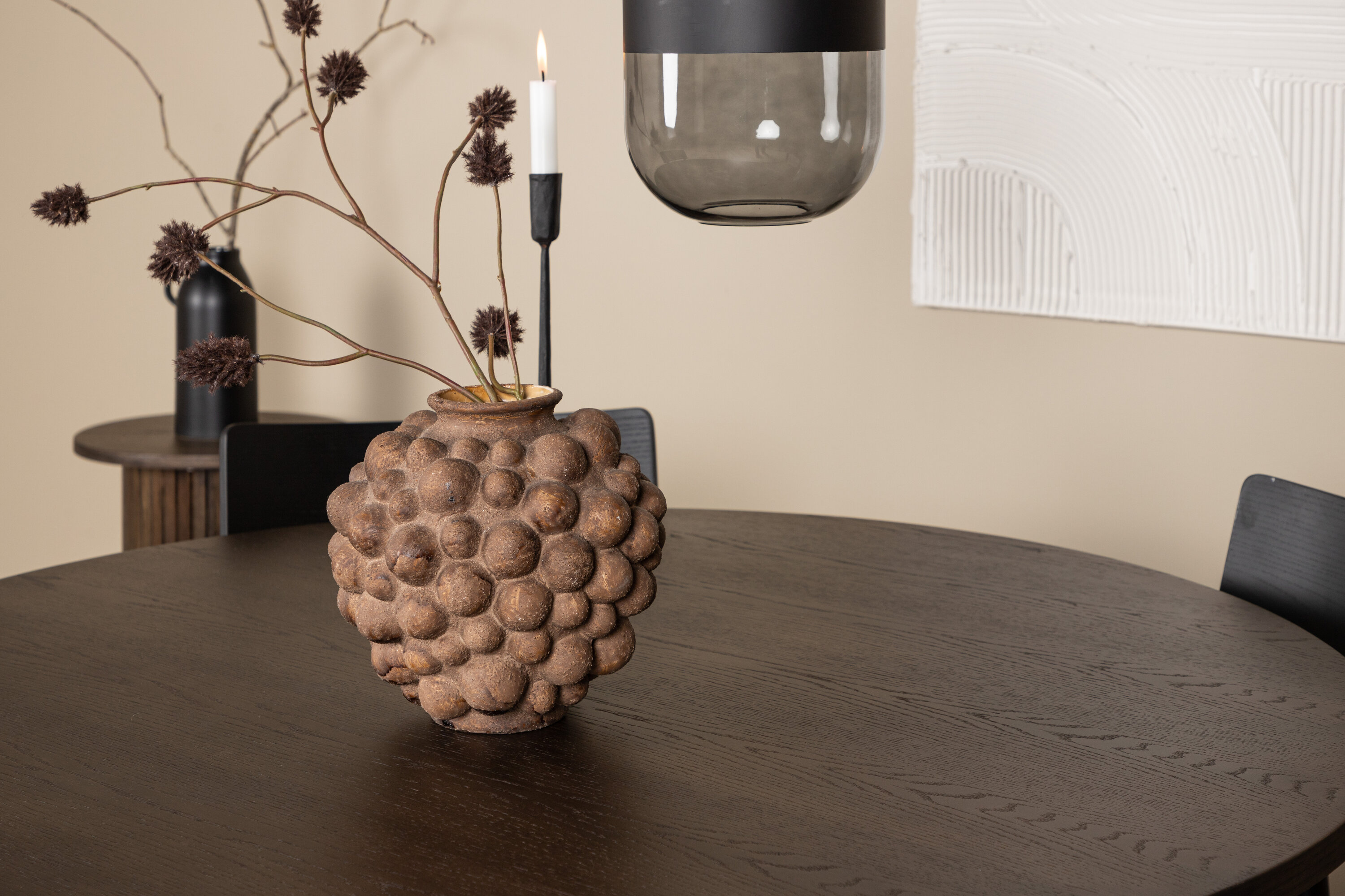 Stone, Montros ensemble repas rond noir, moka Table : ⌀120 Chaise : 48 x 82 x 45,5 cm en situation dans une pièce décorée