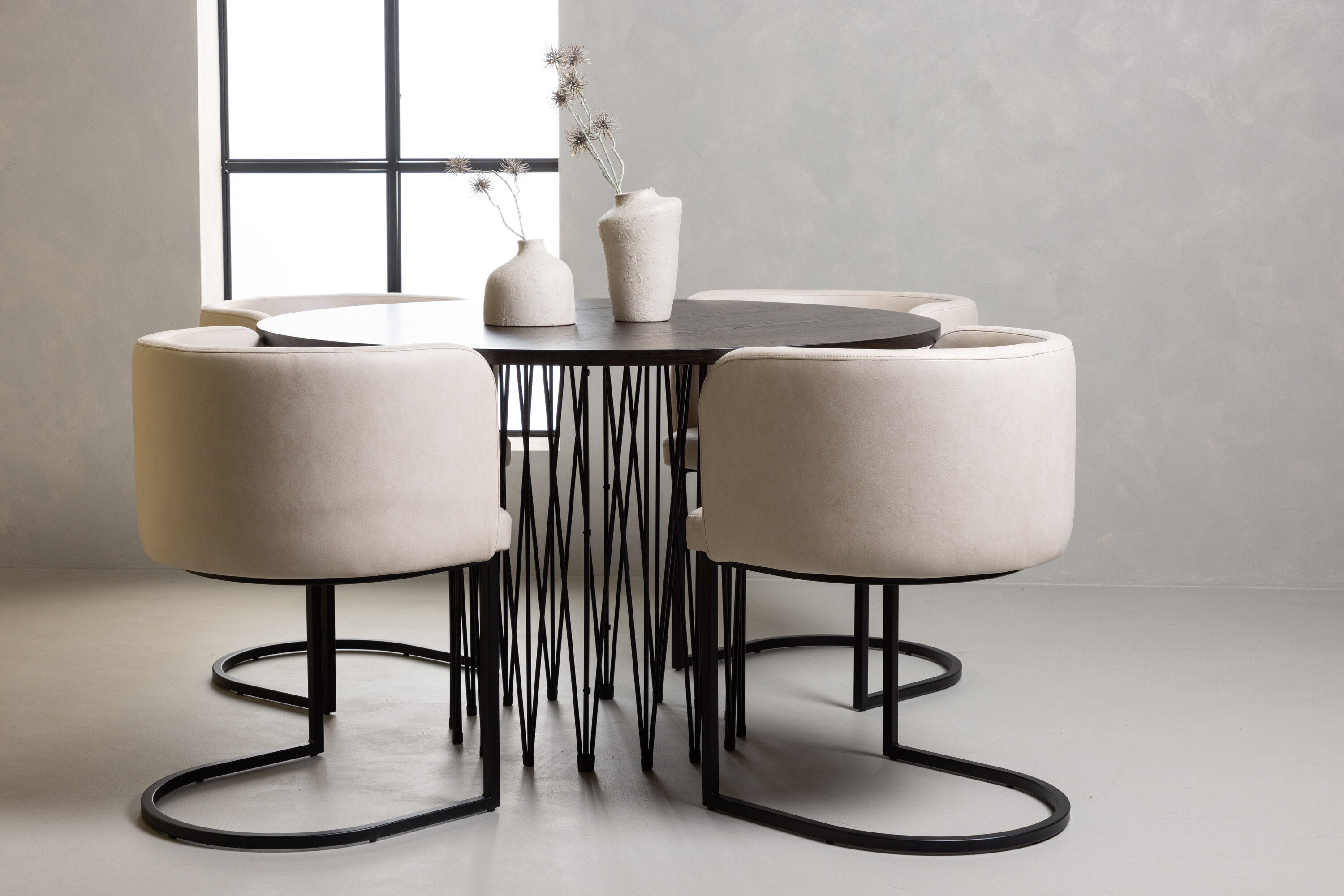 Stone, Simrishamn ensemble repas rond noir, beige, moka Table : ⌀120 Chaise : 60 x 75 x 51 cm en situation dans une pièce décorée