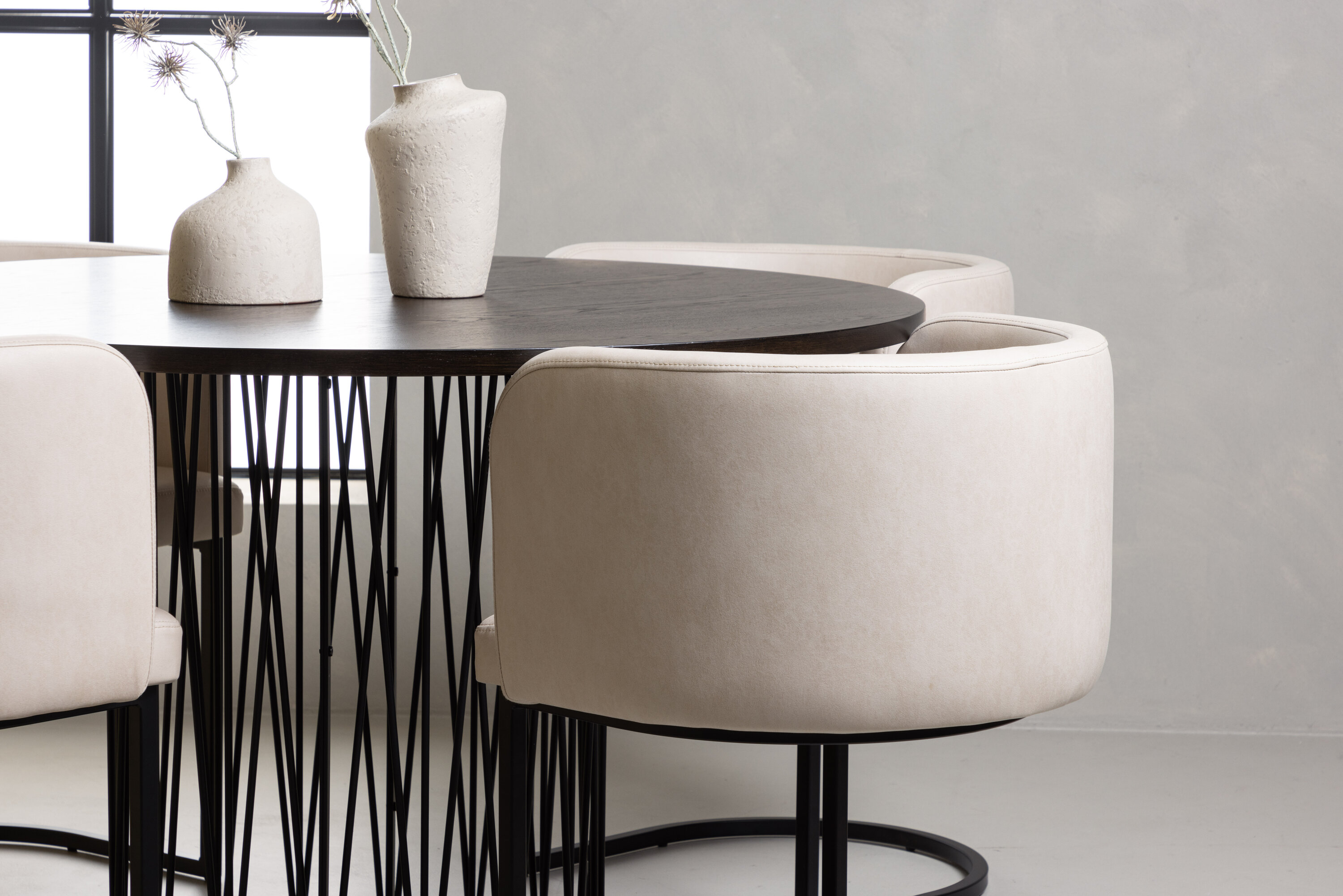Stone, Simrishamn ensemble repas rond noir, beige, moka Table : ⌀120 Chaise : 60 x 75 x 51 cm en situation dans une pièce décorée