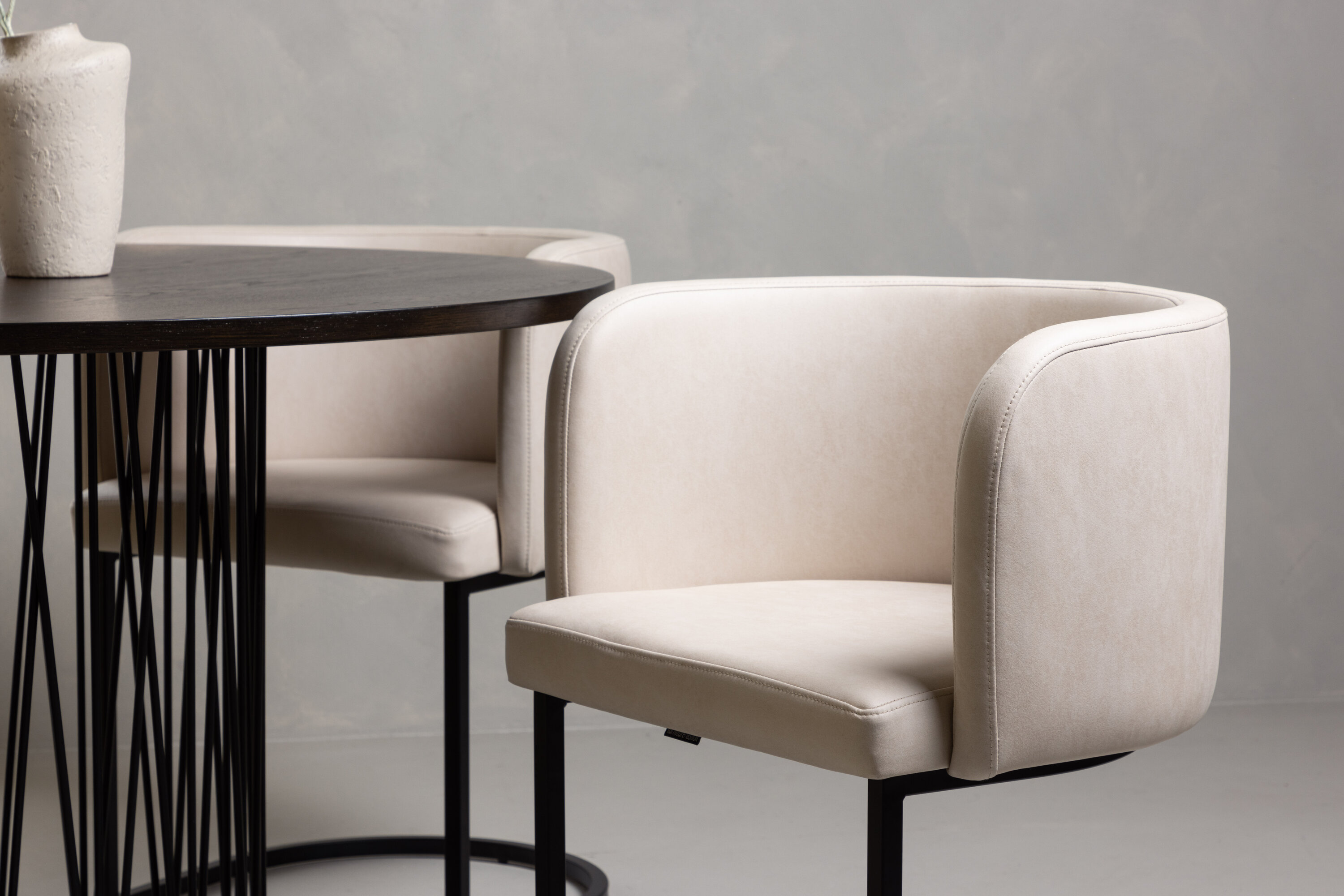 Stone, Simrishamn ensemble repas rond noir, beige, moka Table : ⌀120 Chaise : 60 x 75 x 51 cm en situation dans une pièce décorée