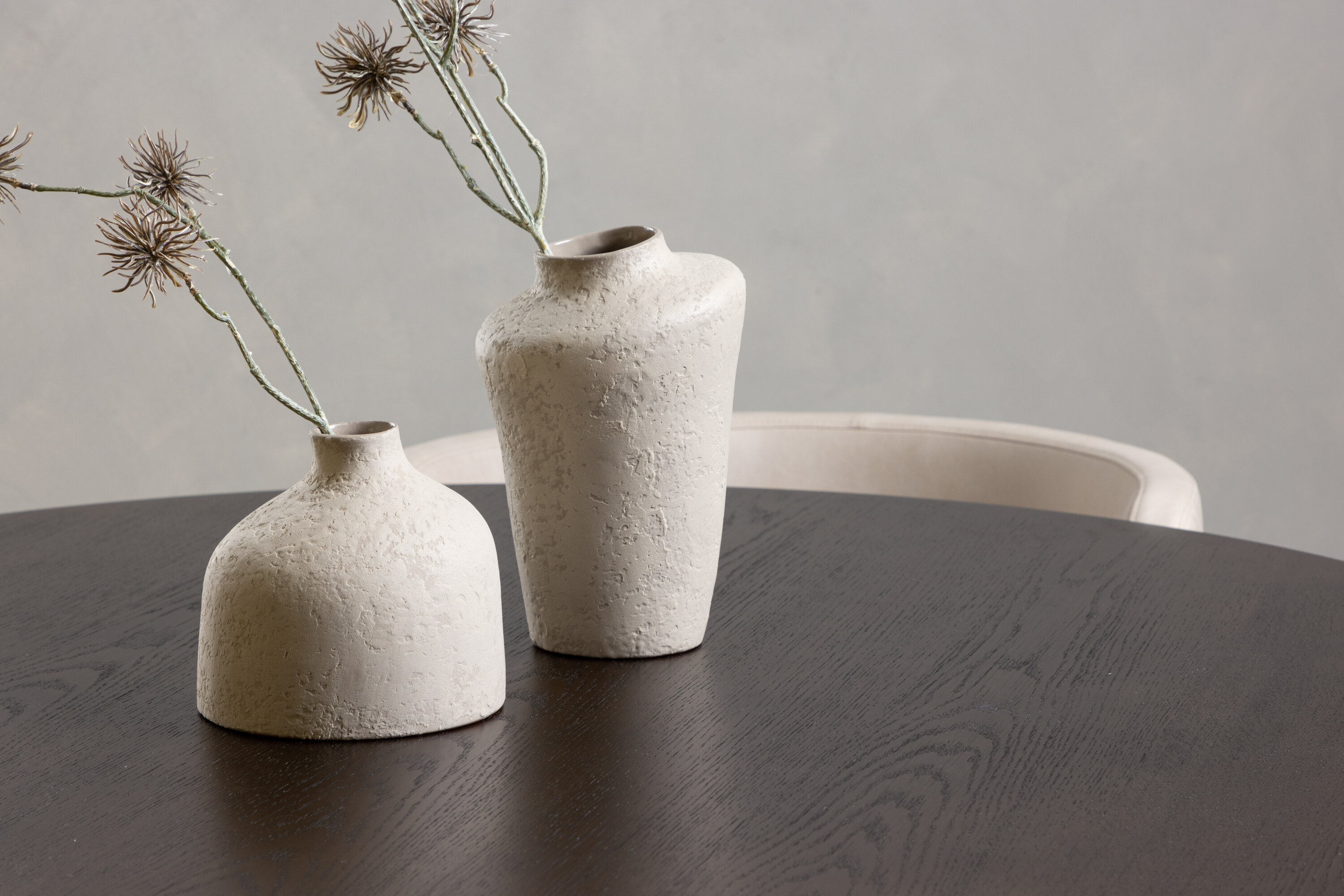 Stone, Simrishamn ensemble repas rond noir, beige, moka Table : ⌀120 Chaise : 60 x 75 x 51 cm en situation dans une pièce décorée