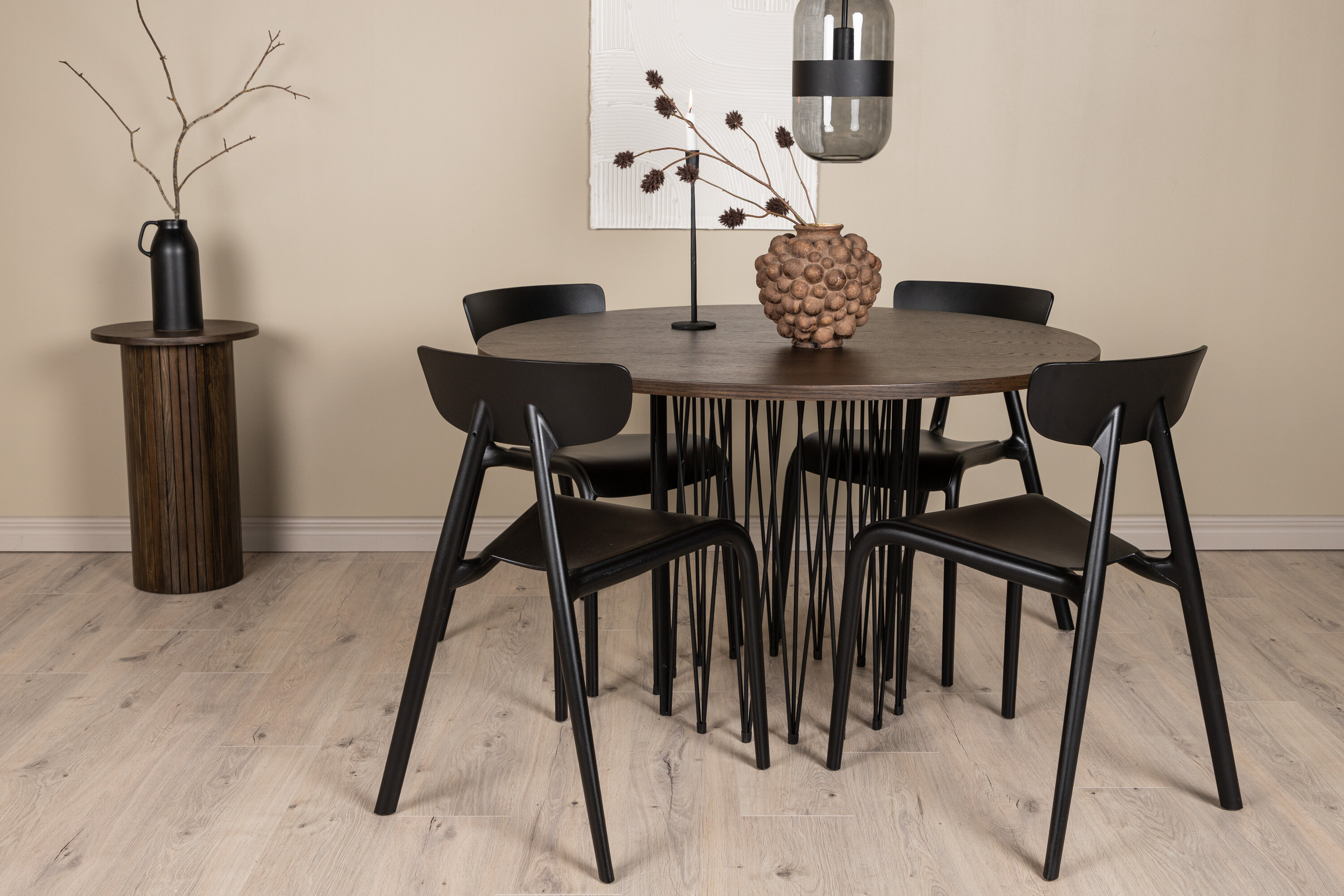 Stone, Ursholmen ensemble repas rond noir, moka Table : ⌀120 Chaise : 54 x 79,5 x 49 cm en situation dans une pièce décorée
