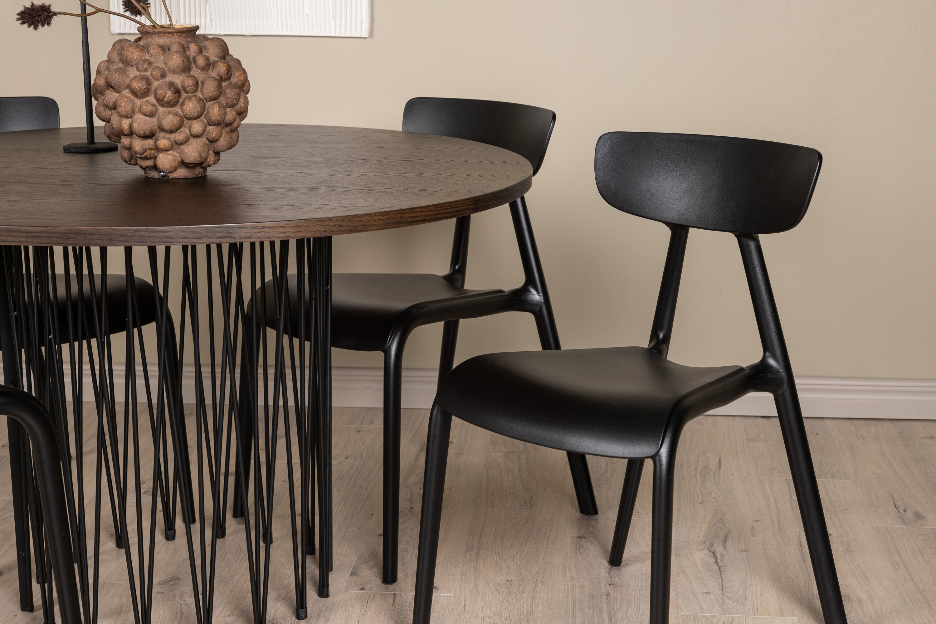 Stone, Ursholmen ensemble repas rond noir, moka Table : ⌀120 Chaise : 54 x 79,5 x 49 cm en situation dans une pièce décorée