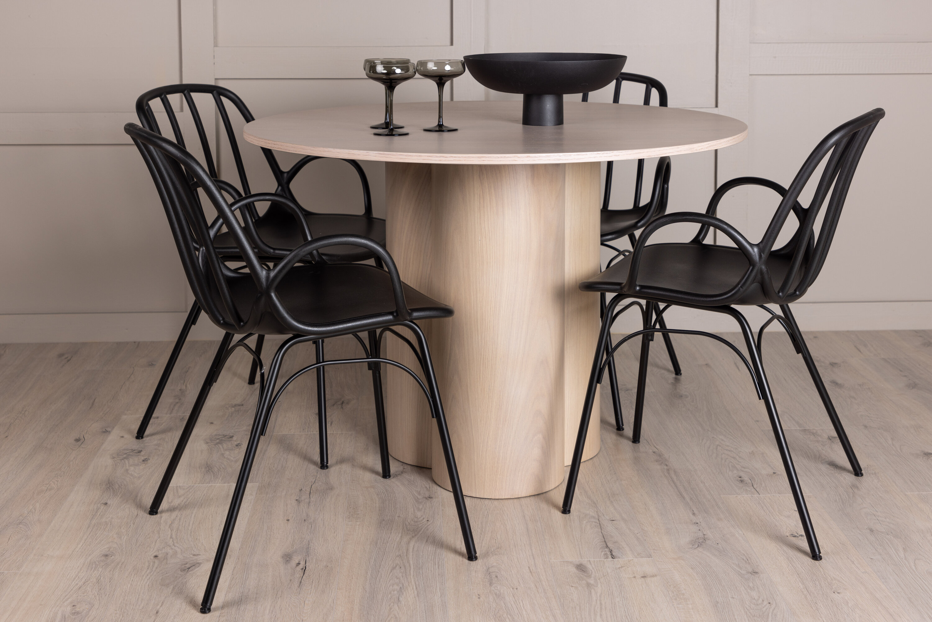Olivia, Dyrön ensemble repas rond blanchi, noir 110 x 110 cm en situation dans une pièce décorée