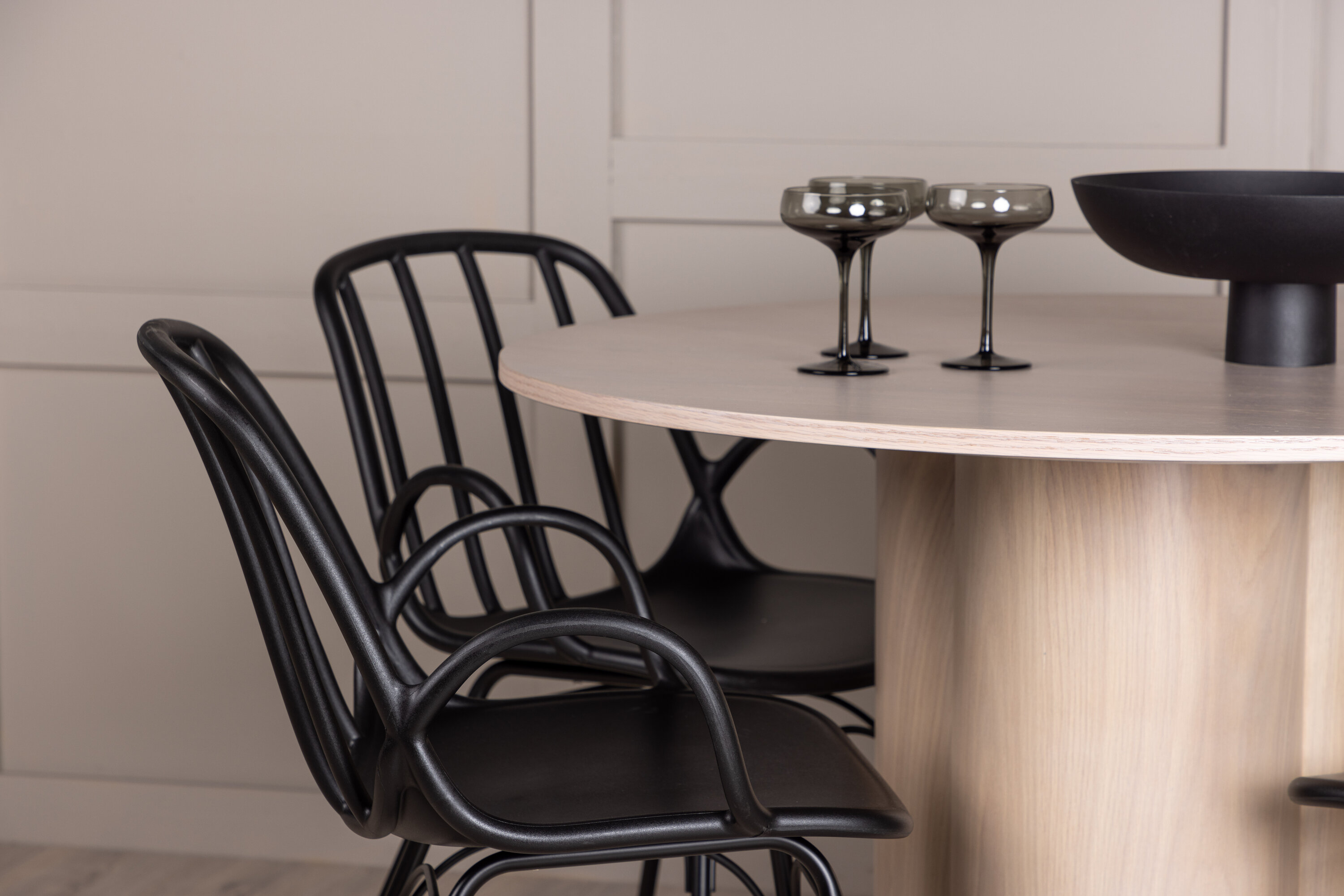 Olivia, Dyrön ensemble repas rond blanchi, noir 110 x 110 cm en situation dans une pièce décorée
