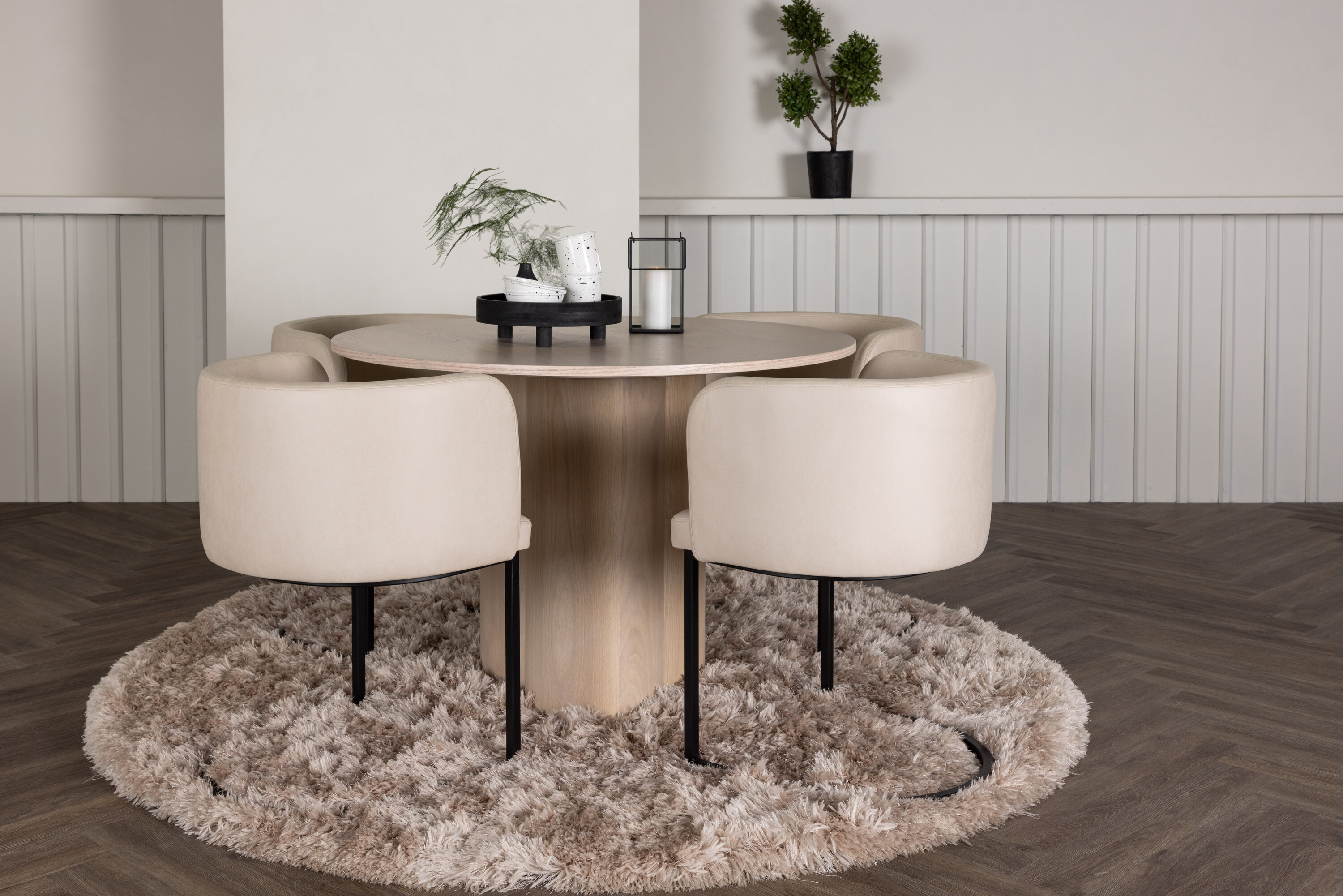 Olivia, Simrishamn ensemble repas rond blanchi, beige, noir Table : ⌀110 Chaise : 60 x 75 x 51 cm en situation dans une pièce décorée