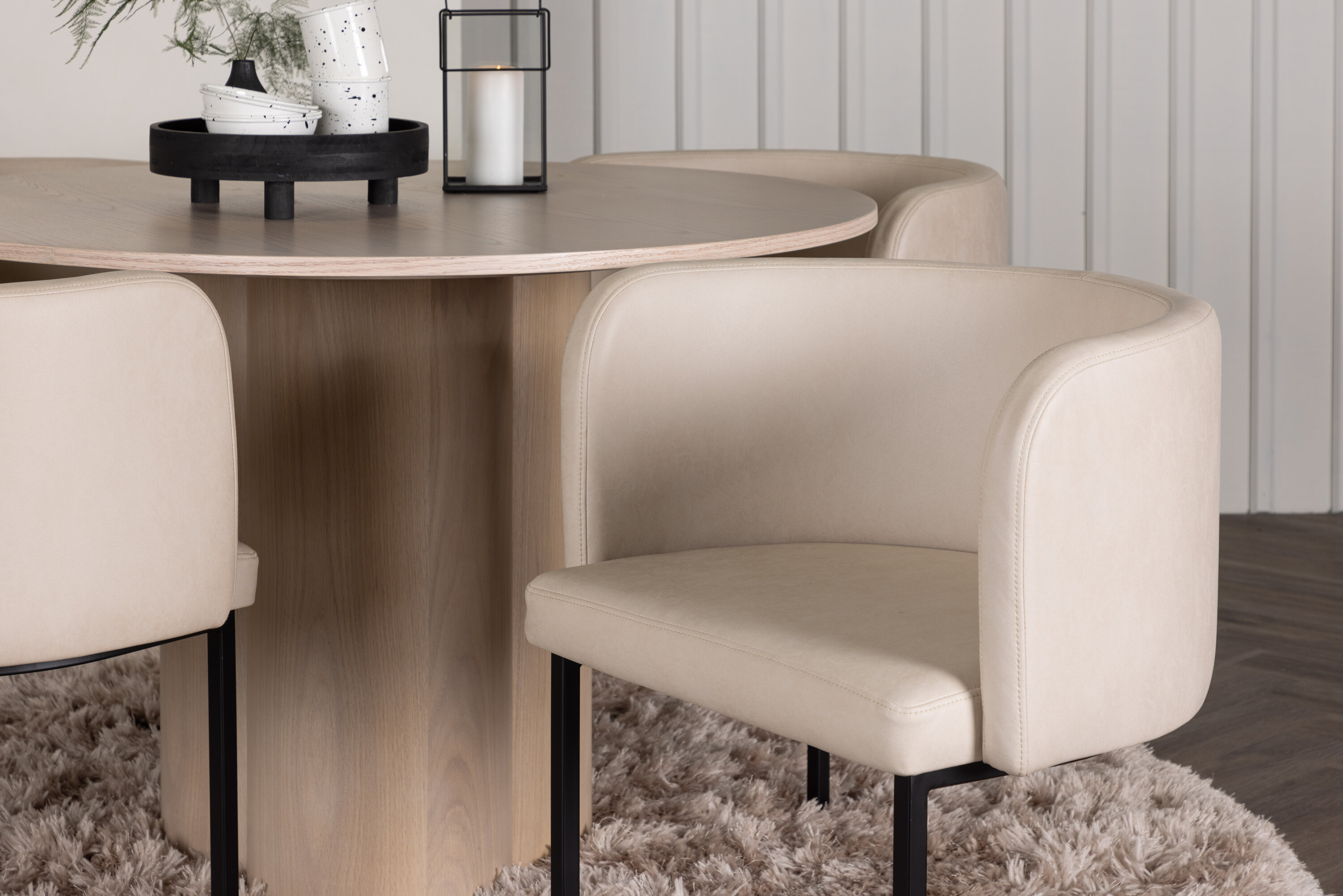 Olivia, Simrishamn ensemble repas rond blanchi, beige, noir Table : ⌀110 Chaise : 60 x 75 x 51 cm en situation dans une pièce décorée