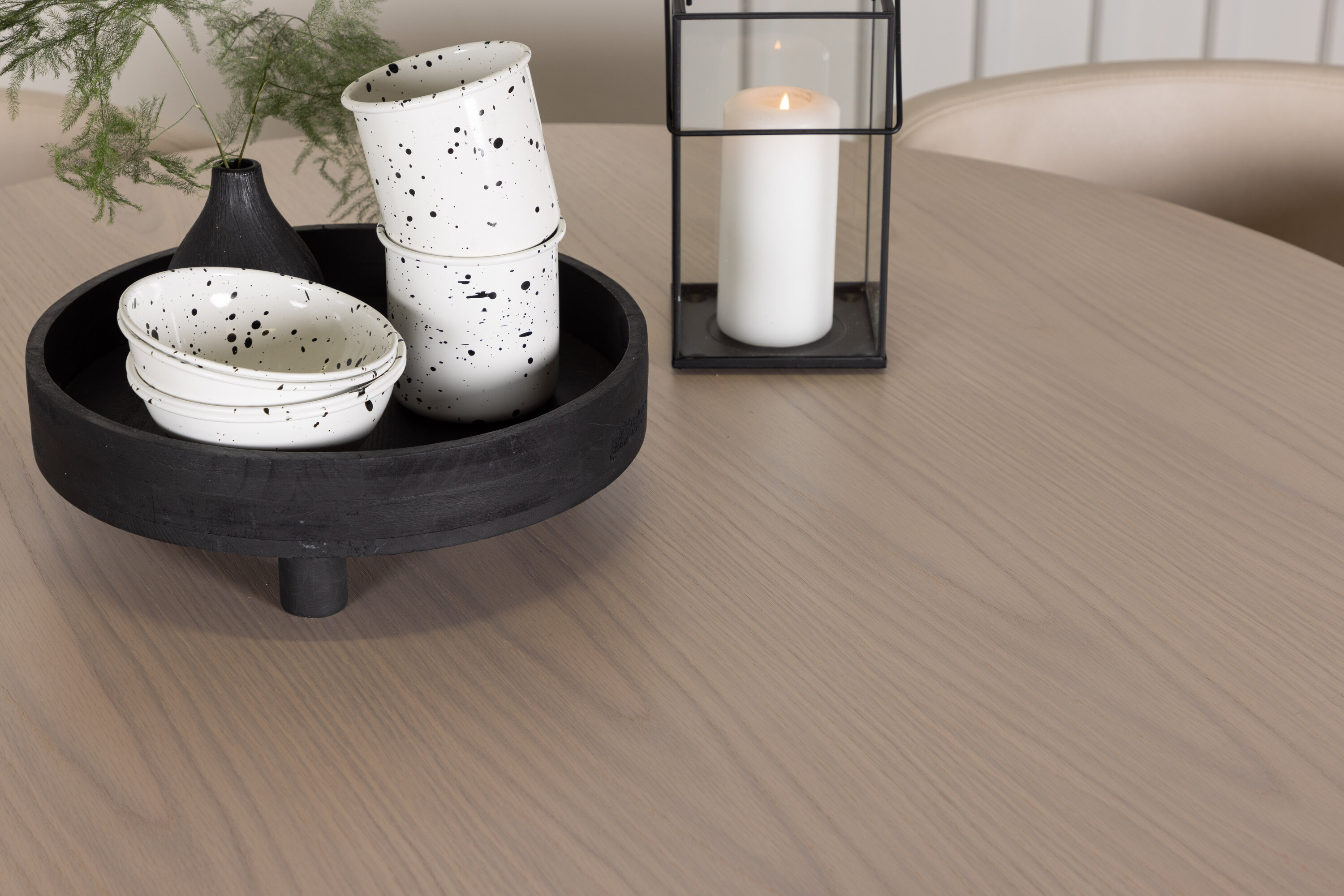 Olivia, Simrishamn ensemble repas rond blanchi, beige, noir Table : ⌀110 Chaise : 60 x 75 x 51 cm en situation dans une pièce décorée