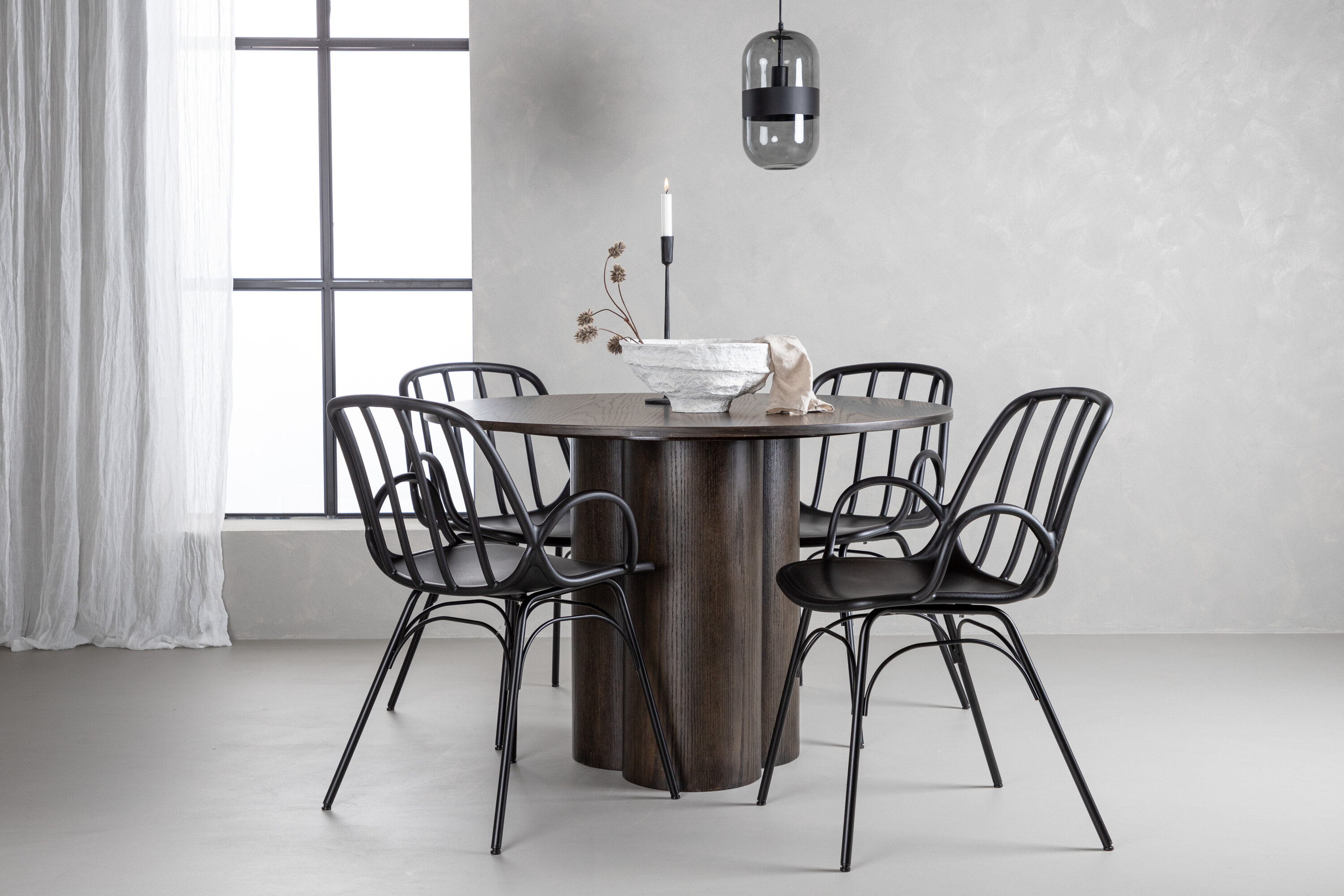 Olivia, Dyrön ensemble repas rond moka, noir 110 x 110 cm en situation dans une pièce décorée