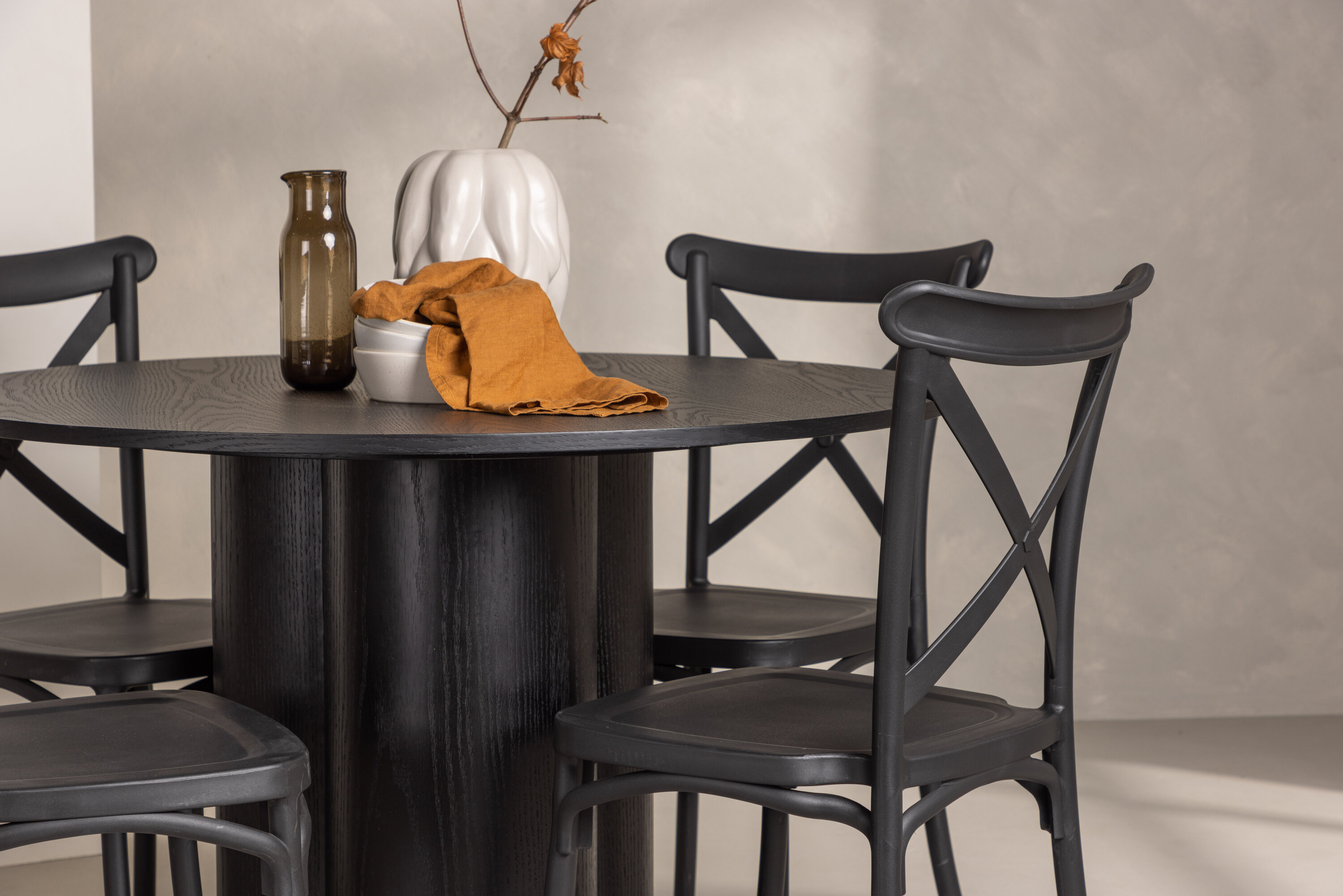 Olivia, Crosett ensemble repas rond noir Table : ⌀110 Chaise : 55 x 90 x 52 cm en situation dans une pièce décorée