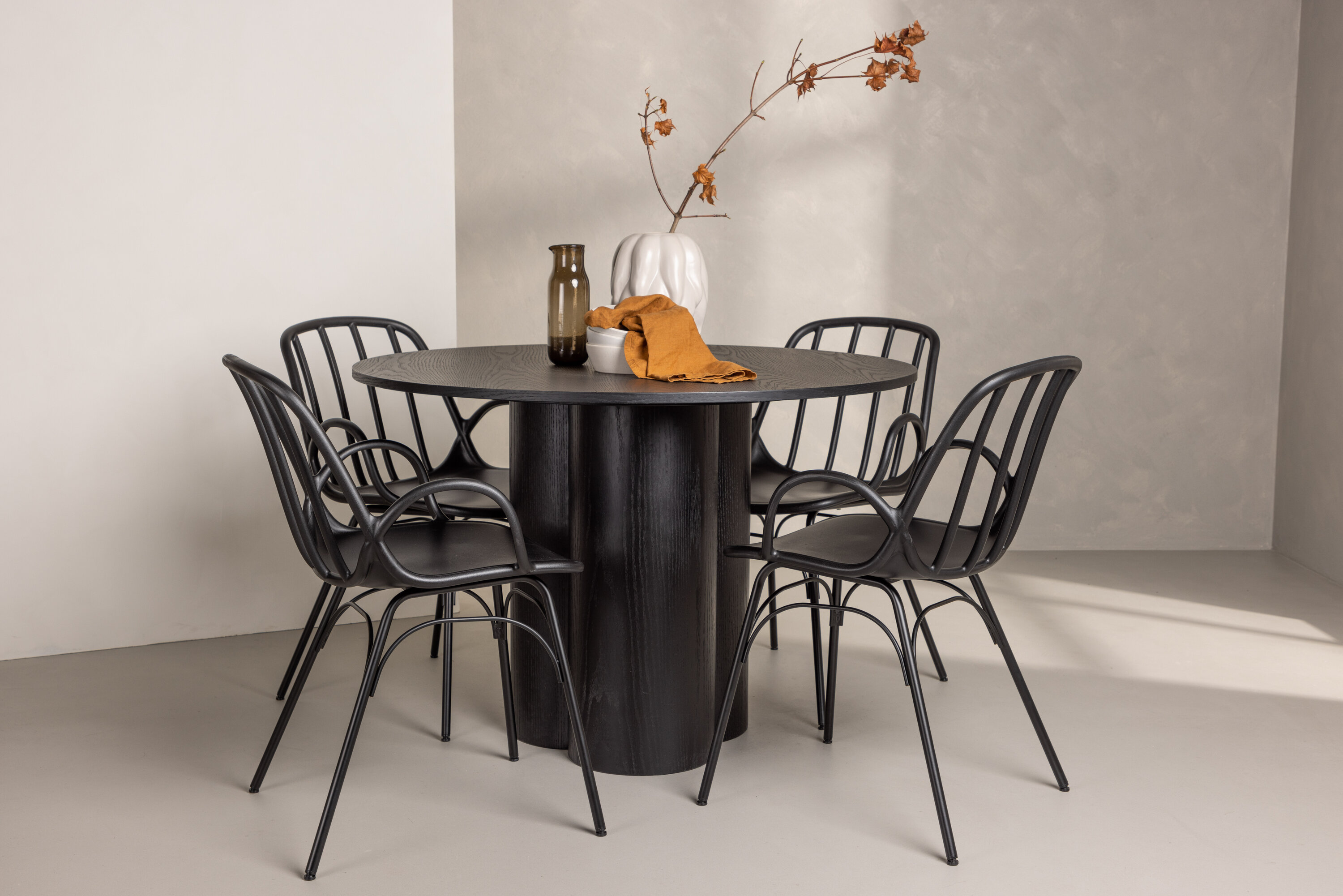 Olivia, Dyrön ensemble repas rond noir 110 x 110 cm en situation dans une pièce décorée